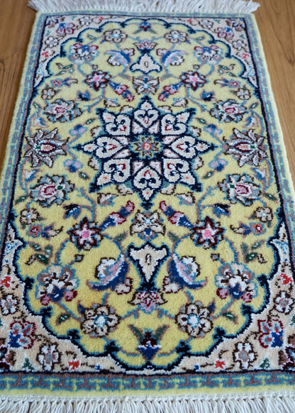  手織りペルシャ絨毯 ナイン産 60×40cm ミニラグ