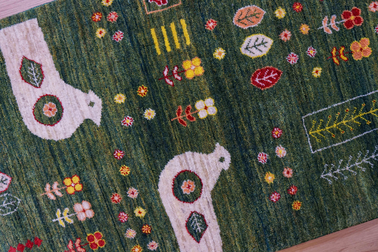  ペルシャ手織りカシュクリギャッベ リズバフト 93×62cm｜緑の草原と鳥のモチーフ・高密度織り ギャベ