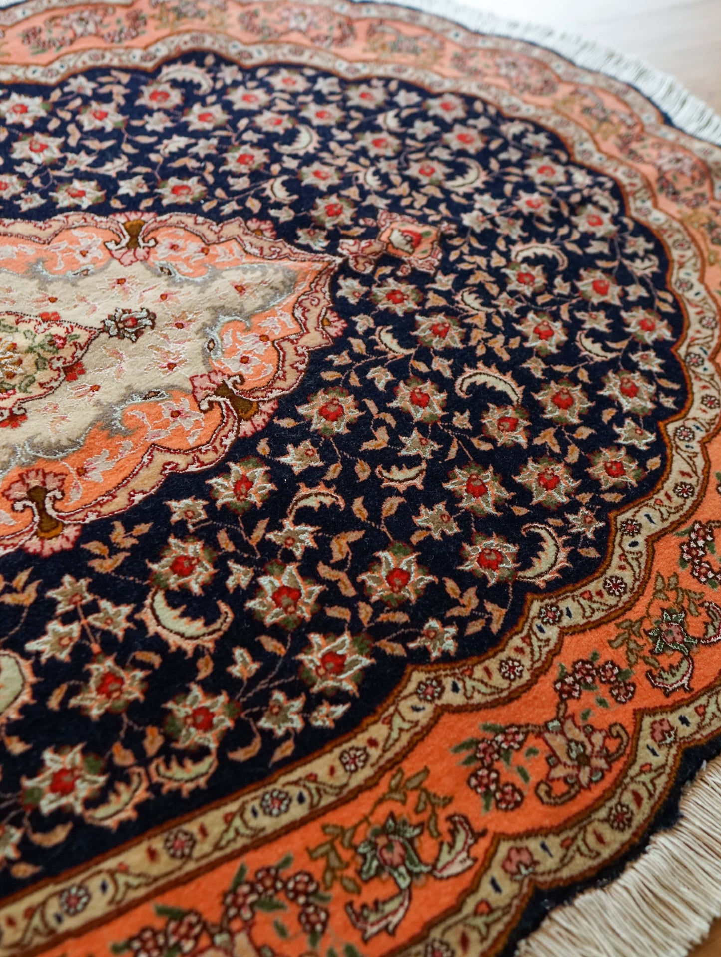 Collection ペルシャ手織り絨毯 タブリーズ産 丸い 145×98cm ウール＆シルク