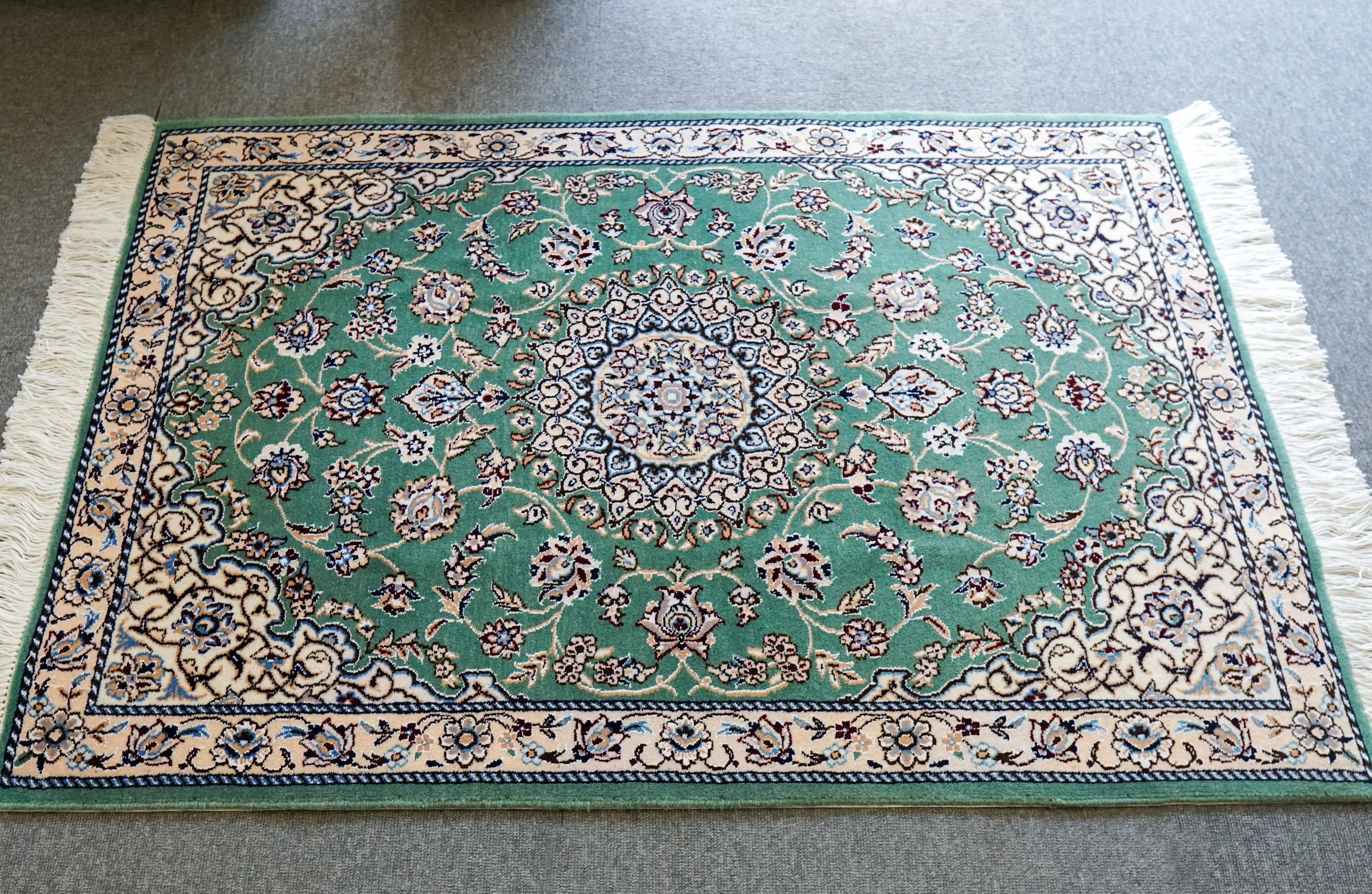 ペルシャ絨毯  手織り シーラーズ産 190x185 cm shiraz 未使用 ペルシャ絨毯 シーラーズ【サティラグス | 手織り絨毯専門店】