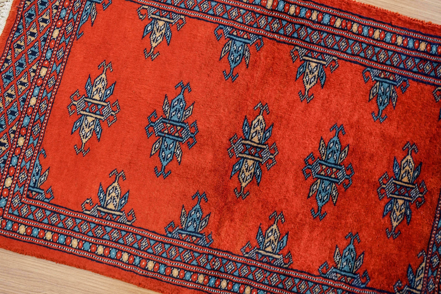  パキスタン手織り絨毯 バタフライモチーフラグ 77×45cm