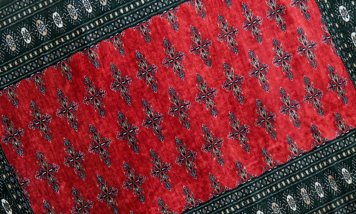  パキスタン手織り絨毯 143×92cm｜バタフライ文様・お守りモチーフのボーダー 高密度ウール