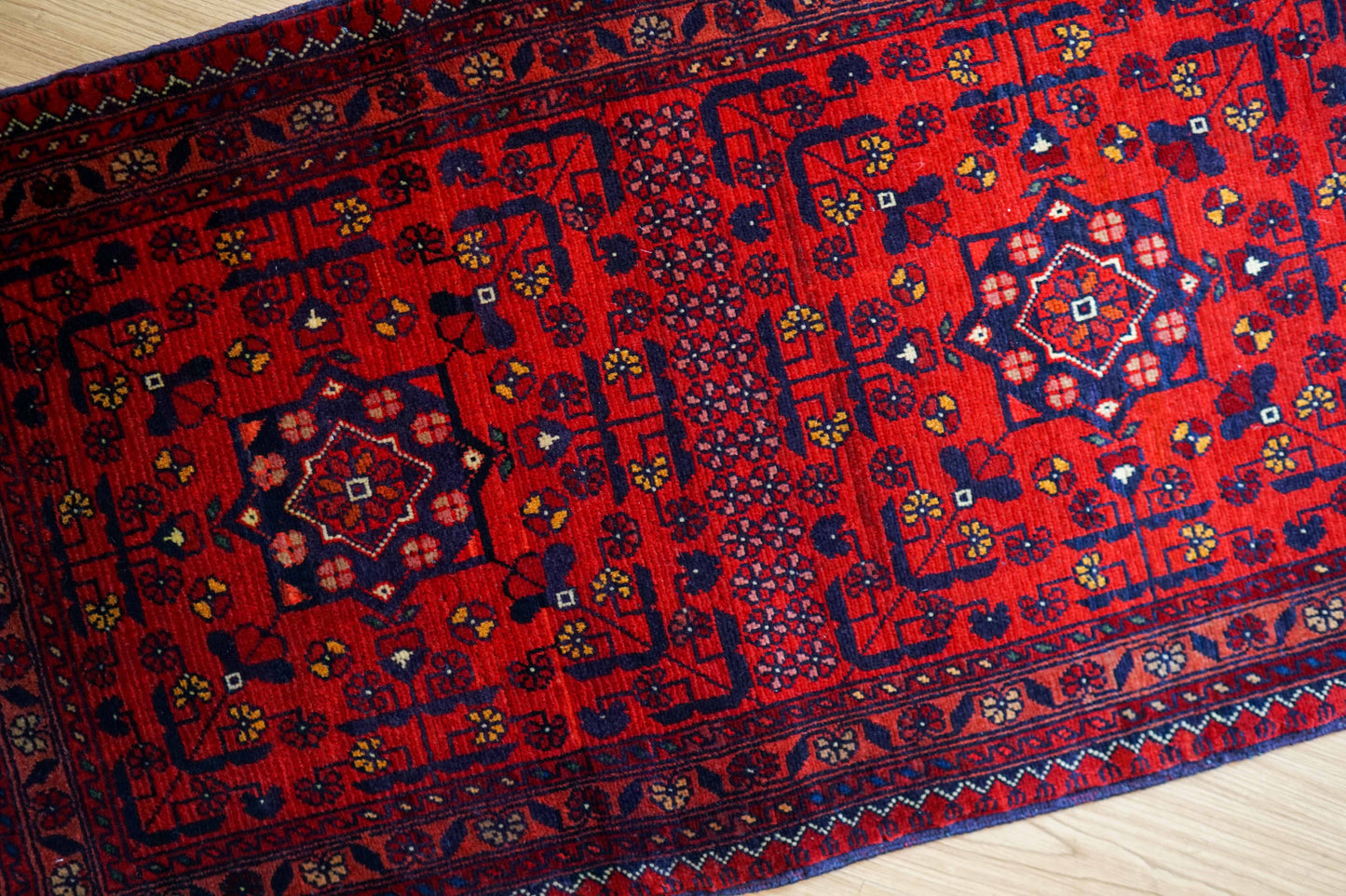 アフガニスタン手織り絨毯 カールモハメディ109×57cm｜深紅ギュル文様 トライバルラグ