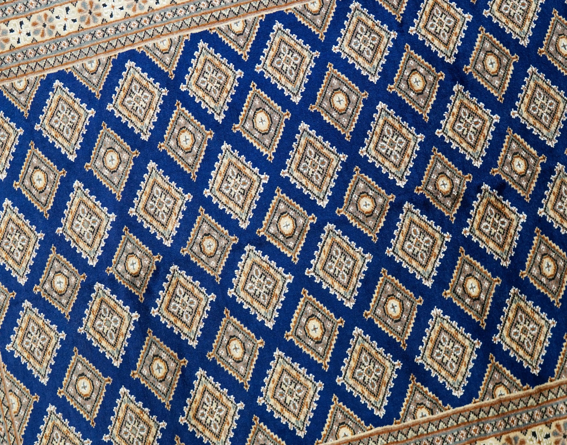 185×126cm パキスタン手織り絨毯 . トライバルラグ　 Decorworks
