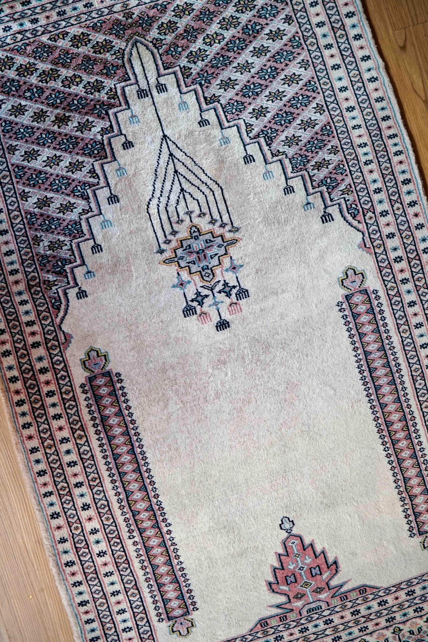  パキスタン手織り絨毯 ミフラーブデザイン 130×75cm