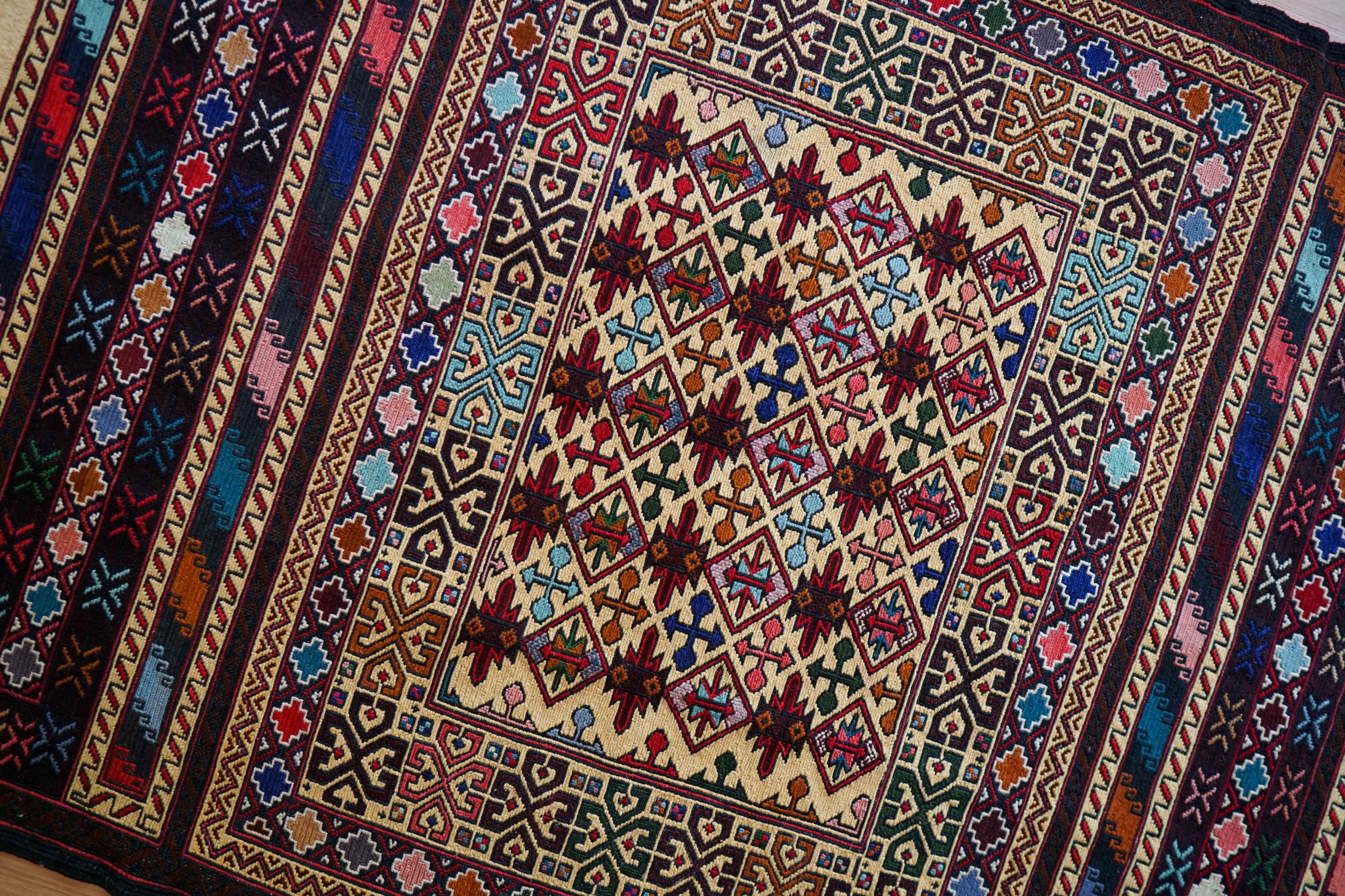 ペルシャ手織りシルジャンキリム トライバルラグ 146×105cm - Decorworks