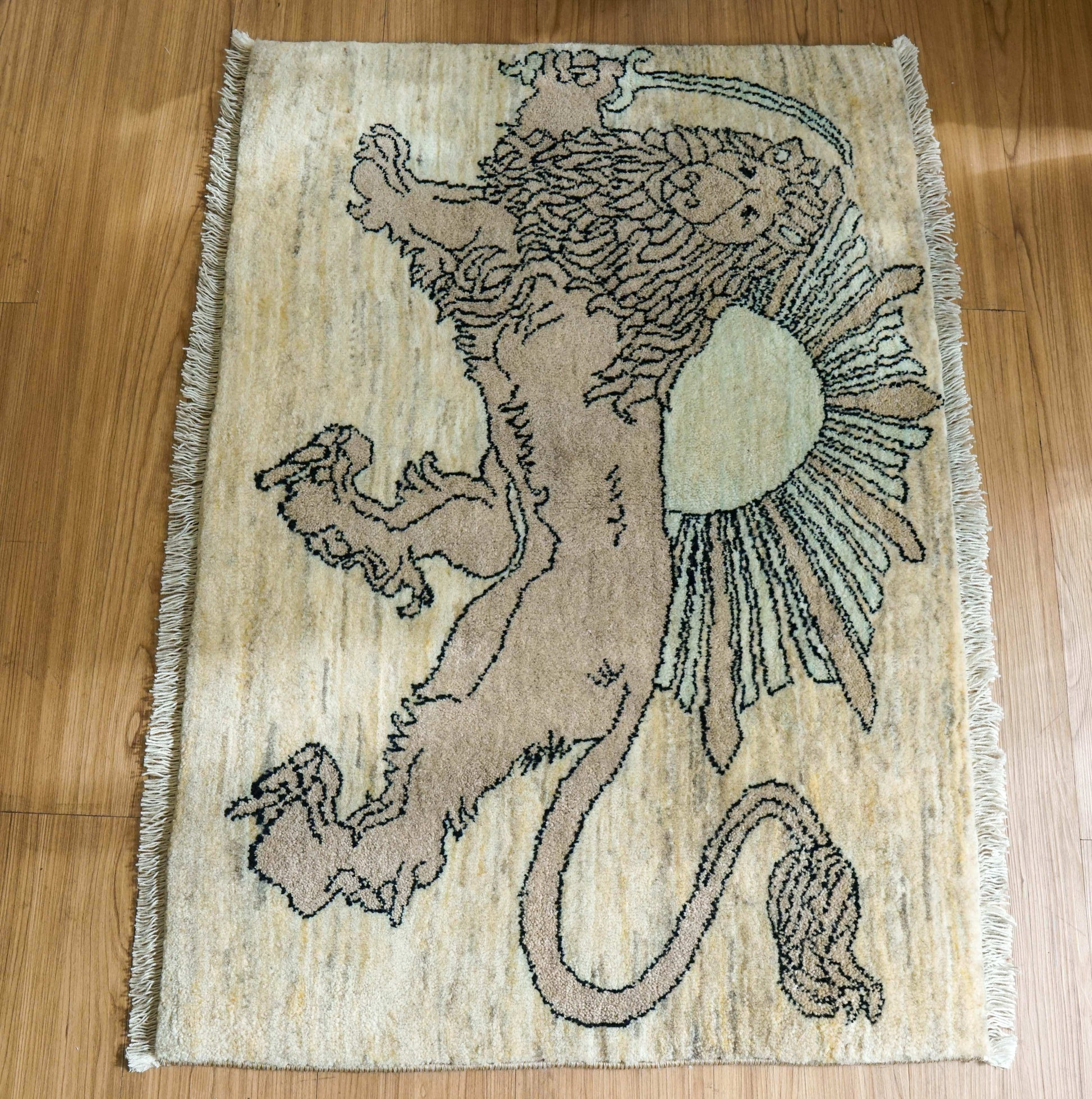  手織りペルシャ絨毯 カシュクリギャッベ リズバフト  93×65cm｜ライオンと太陽デザイン｜高密度織り ウールラグ 玄関マット