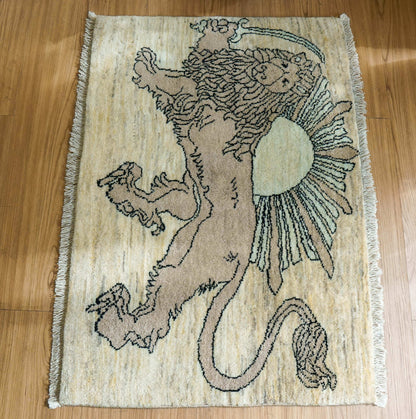  手織りペルシャ絨毯 カシュクリギャッベ リズバフト  93×65cm｜ライオンと太陽デザイン｜高密度織り ウールラグ 玄関マット