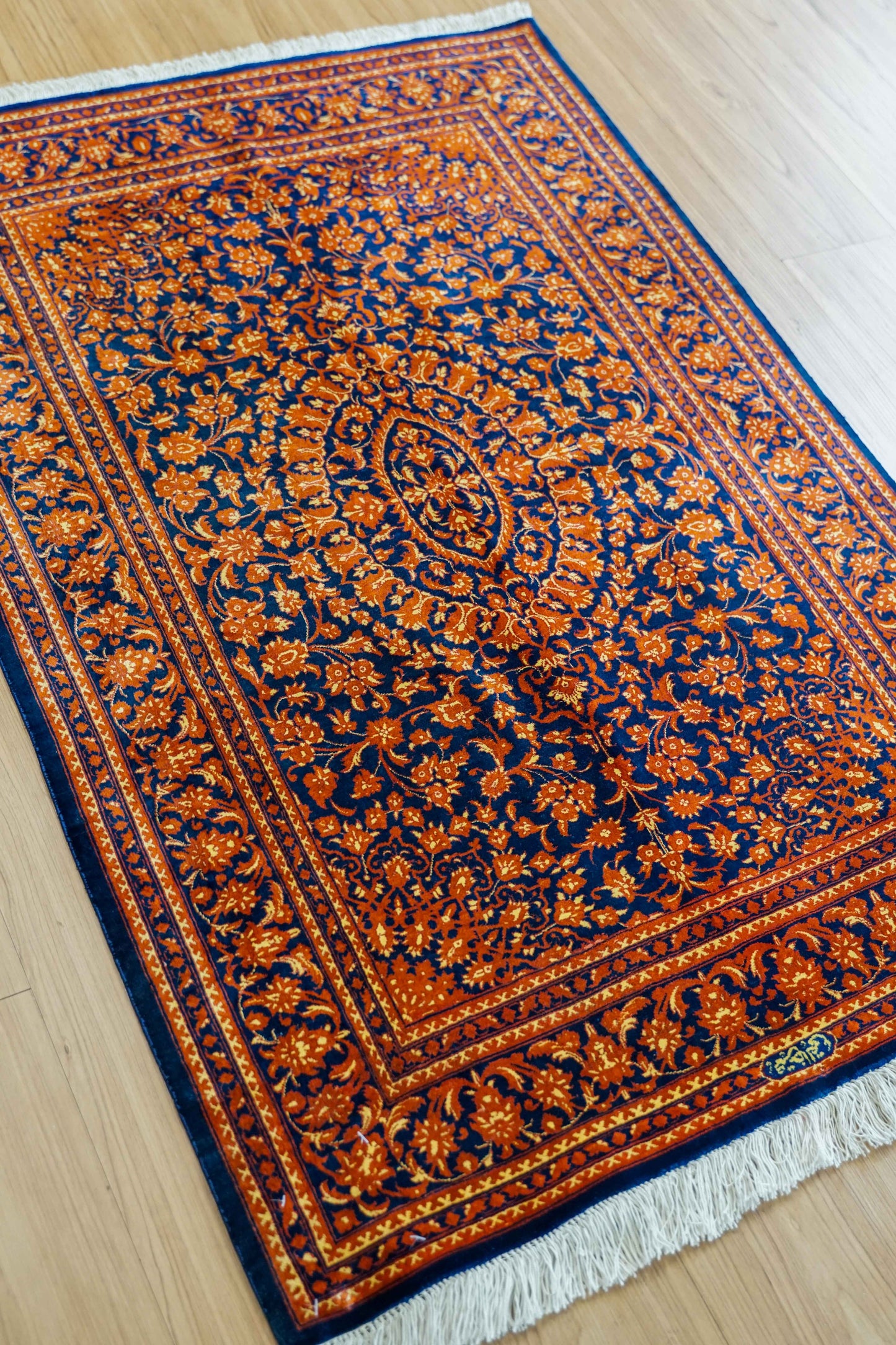 ペルシャ絨毯　クム産　カーリキ房　シルク 100%　(証明書付) 120×80cm　