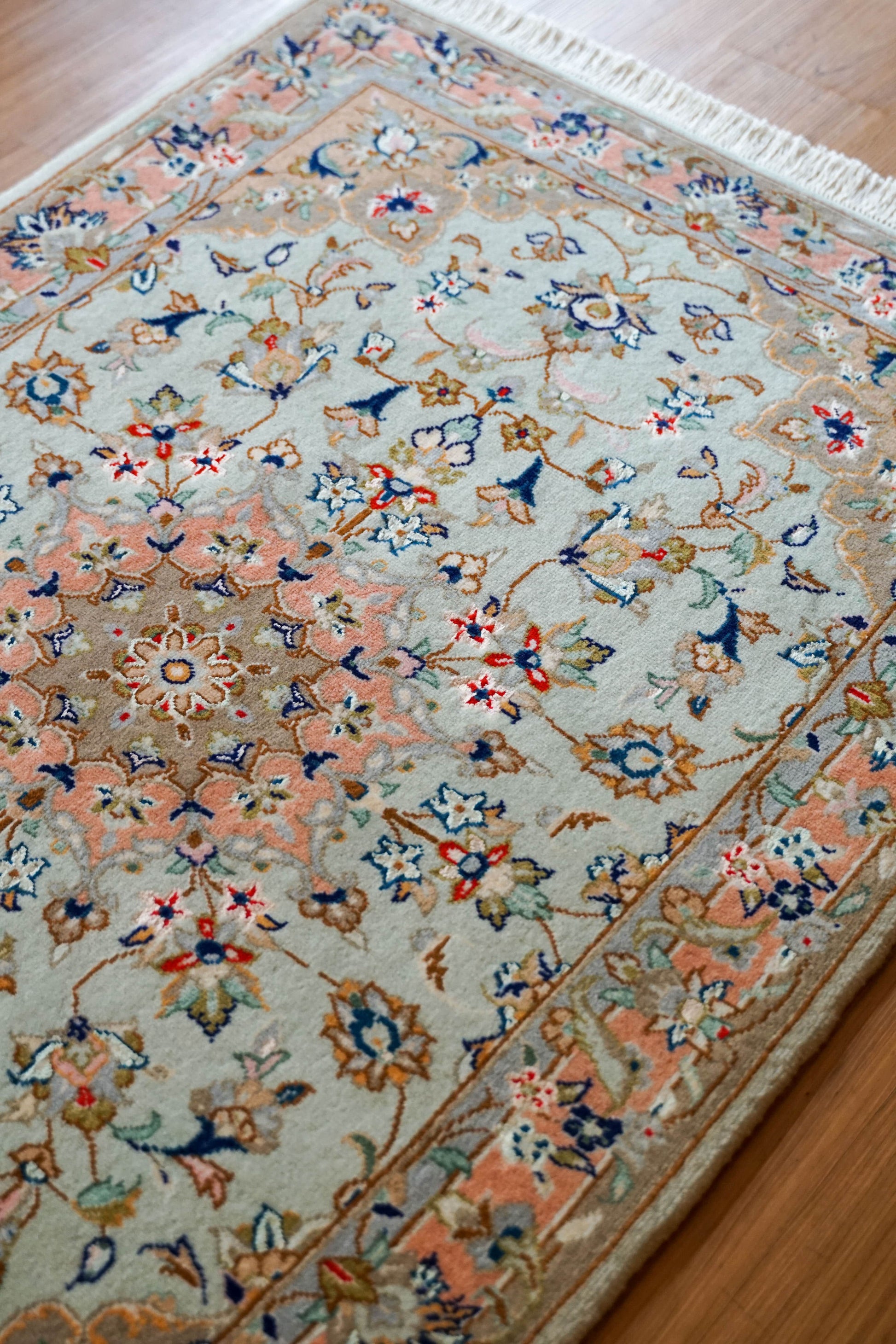 Collection ペルシャ絨毯 カシャーン産 130×85cm ｜ ウールとシルクが織りなす柔らかな光と伝統の花文様