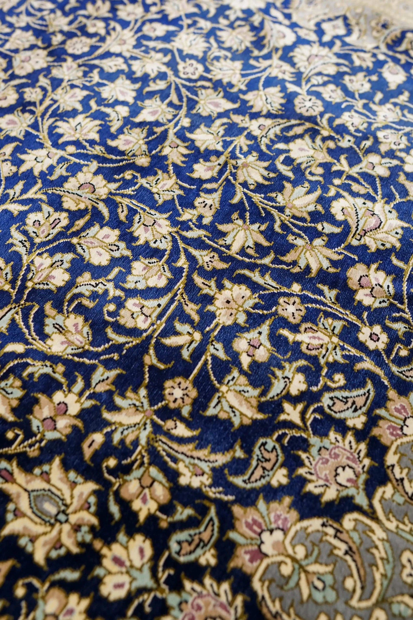  ペルシャ手織り絨毯 クム産 シルク100％ 200×132cm｜ラジョルディ房・総柄メダリオン