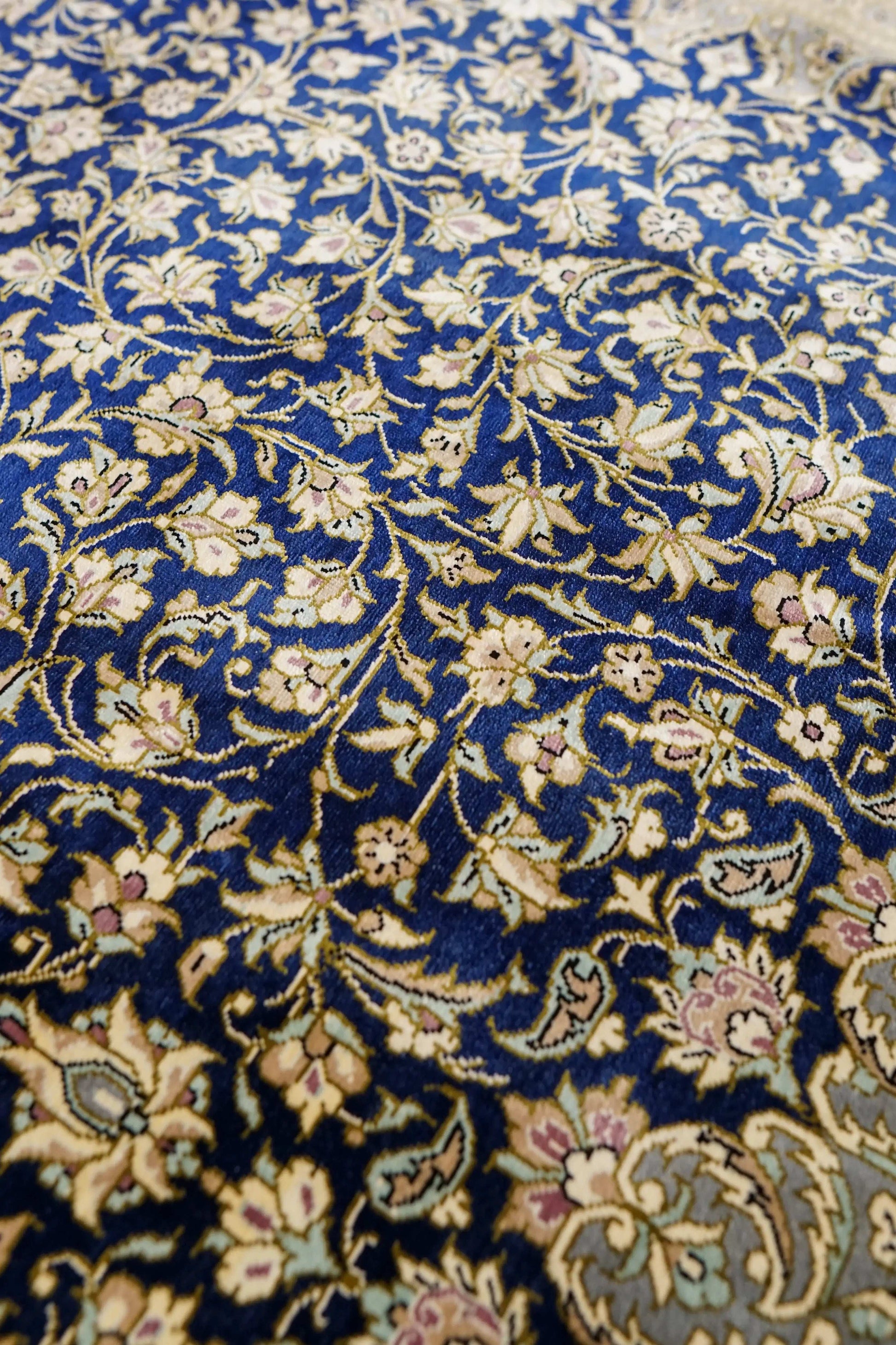  ペルシャ手織り絨毯 クム産 シルク100％ 200×132cm｜ラジョルディ房・総柄メダリオン