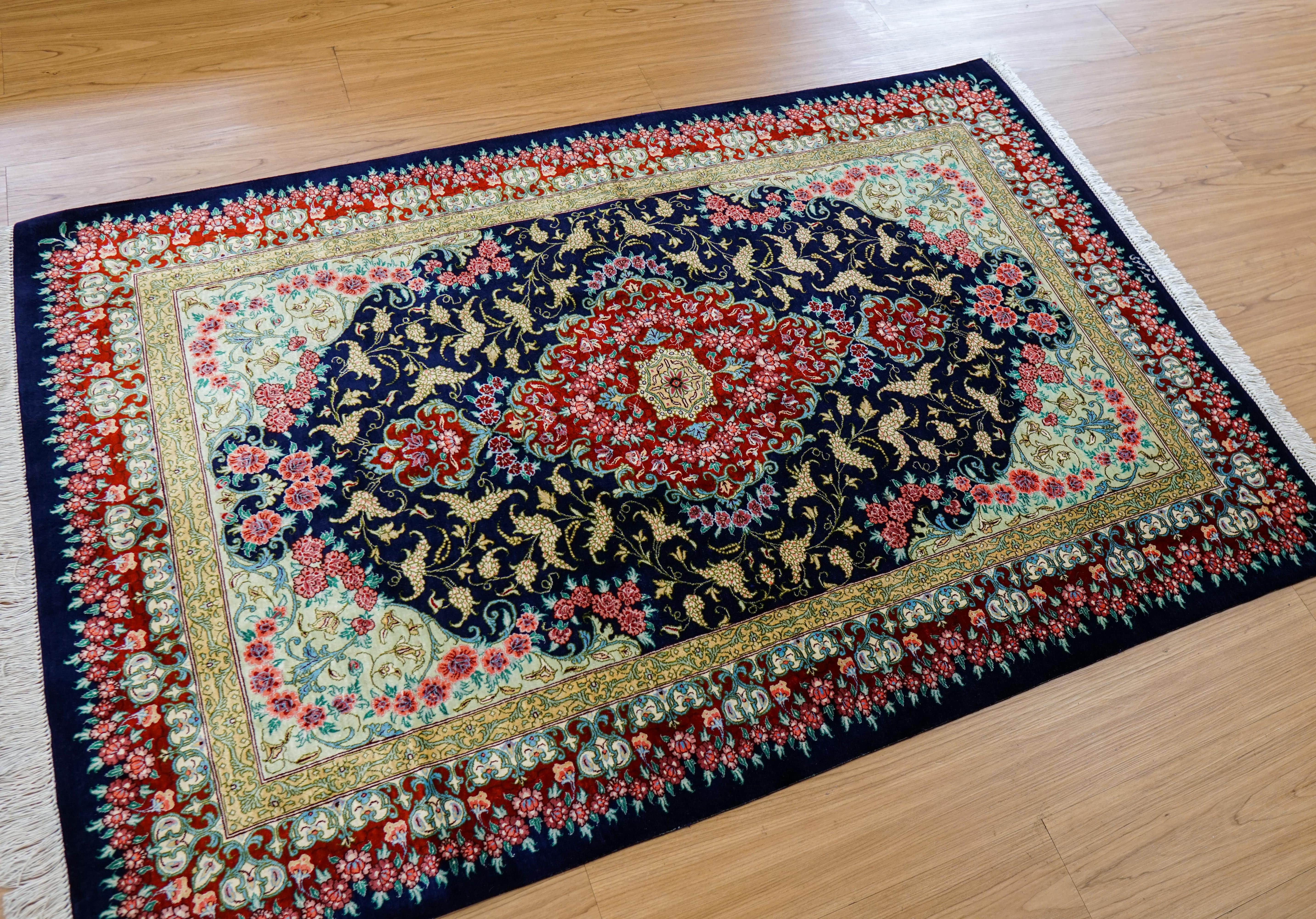 ペルシャ絨毯 クム産 100％シルク 手織り 150×98cm – Decorworks