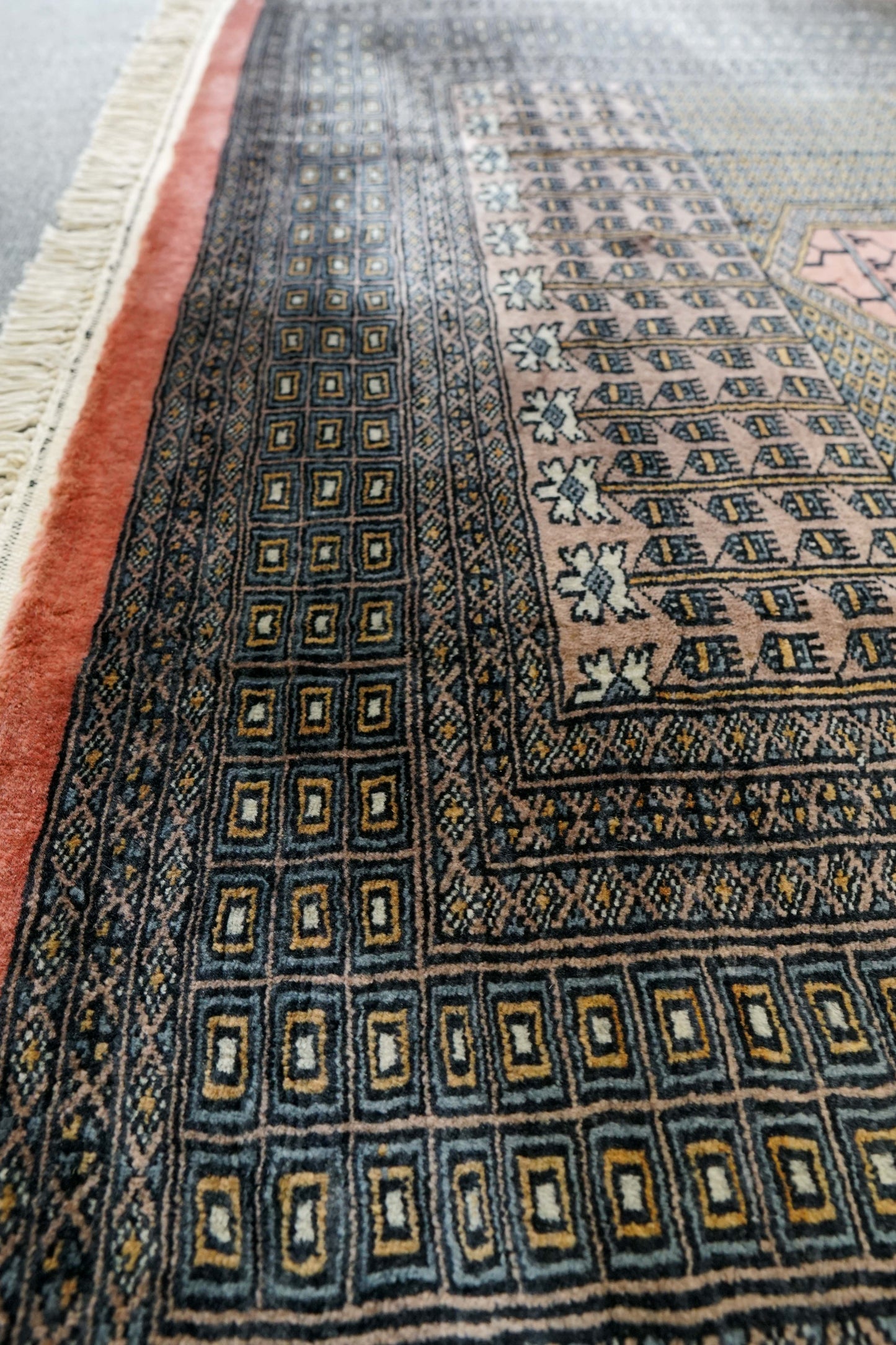 パキスタン手織り絨毯 182×128cm 幾何学ミフラーブデザイン