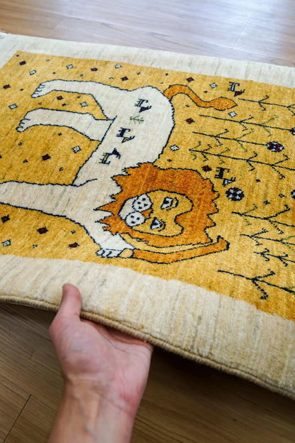  ペルシャ手織りカシュクリギャッベ リズバフト 101×63cm｜ライオン＆花モチーフ 高密度ギャッベ ウールラグ