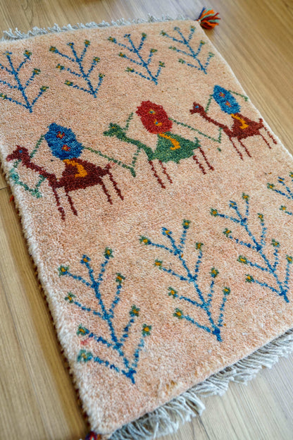 ペルシャ手織りギャッベ アマレ族 60×40cm｜ラクダモチーフ 玄関マット ナチュラルウール - Decorworks