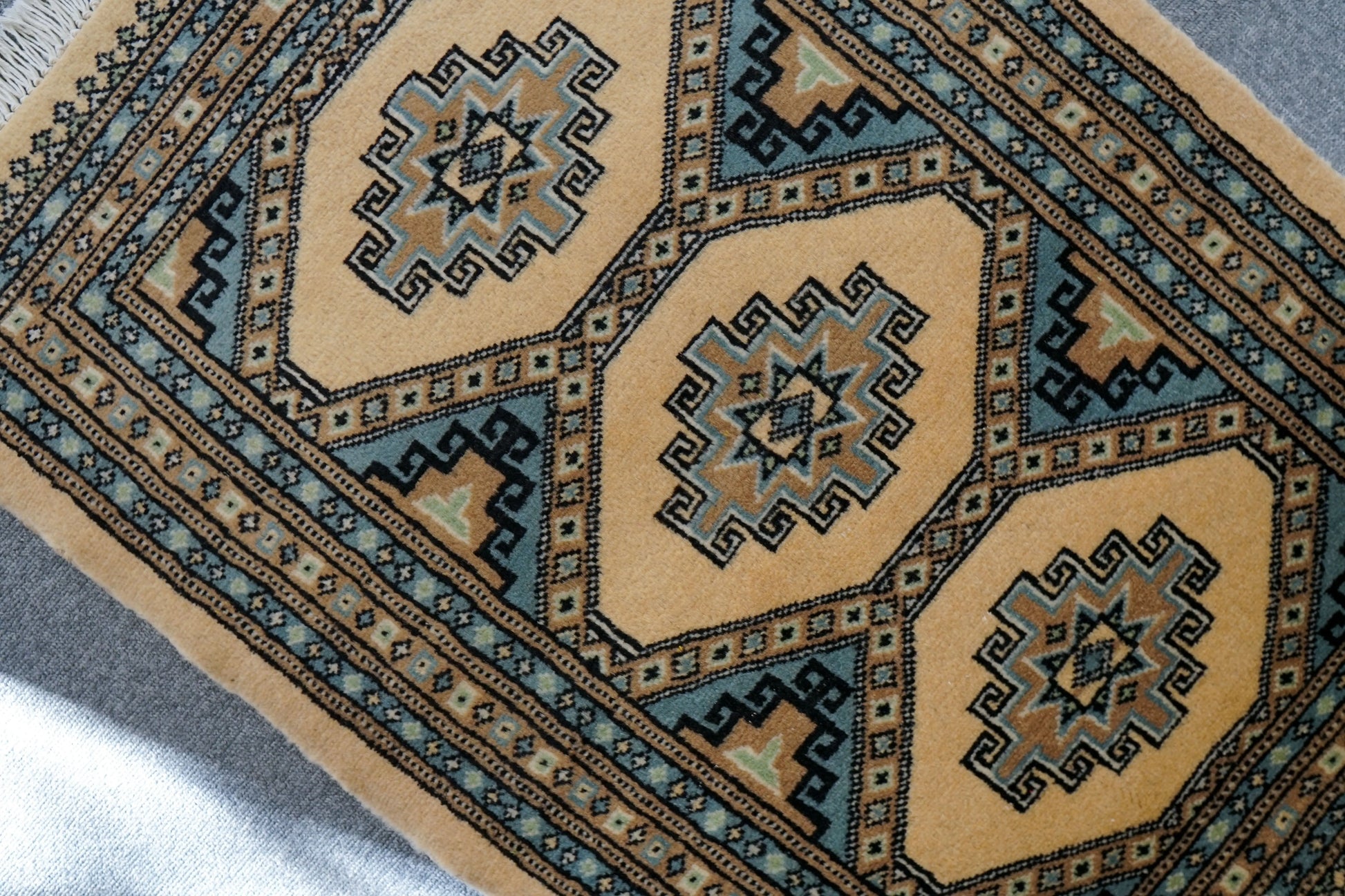 81×63cm  パキスタン手織り絨毯 Decorworks