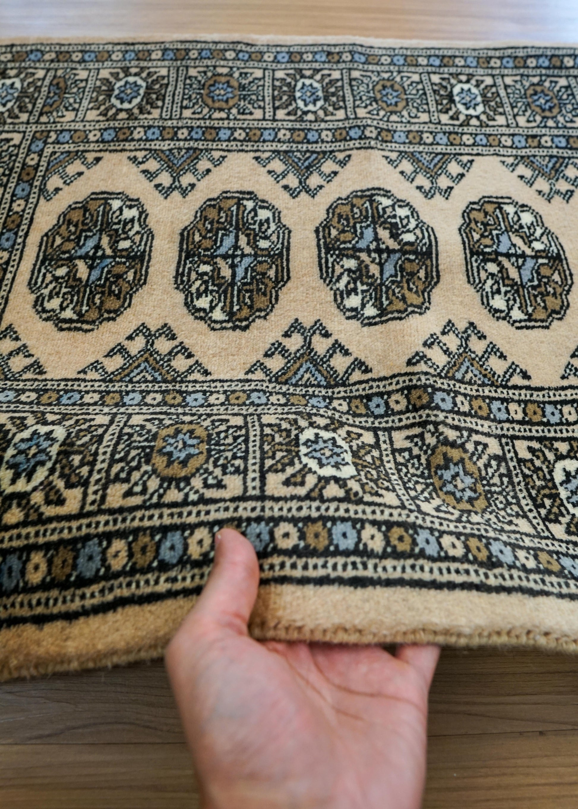  パキスタン手織り絨毯 93×62cm