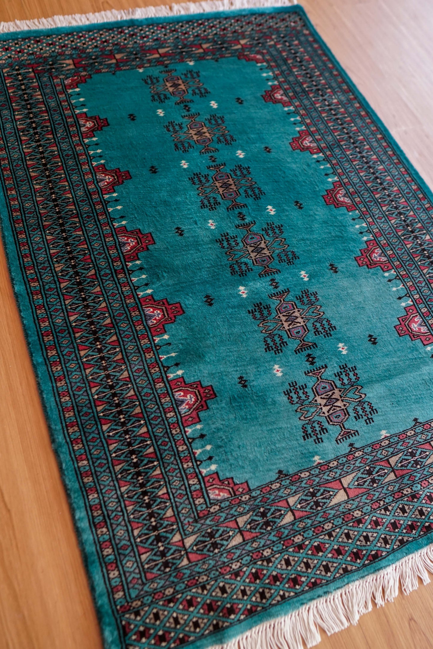  パキスタン手織り絨毯　122×82cm — ランプ文様が彩る上質ウールラグ