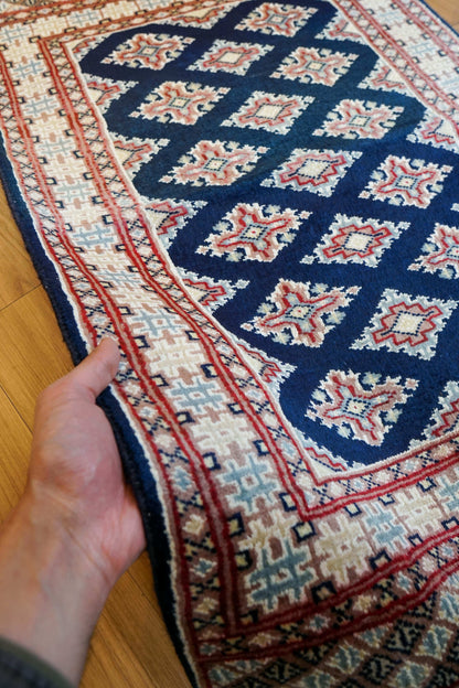  パキスタン手織り絨毯　 93×61cm