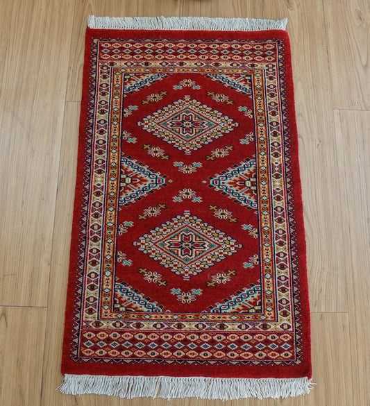  パキスタン手織り絨毯 玄関マット 78×49cm ファインクオリティ 赤基調 トライバルデザイン ウールラグ