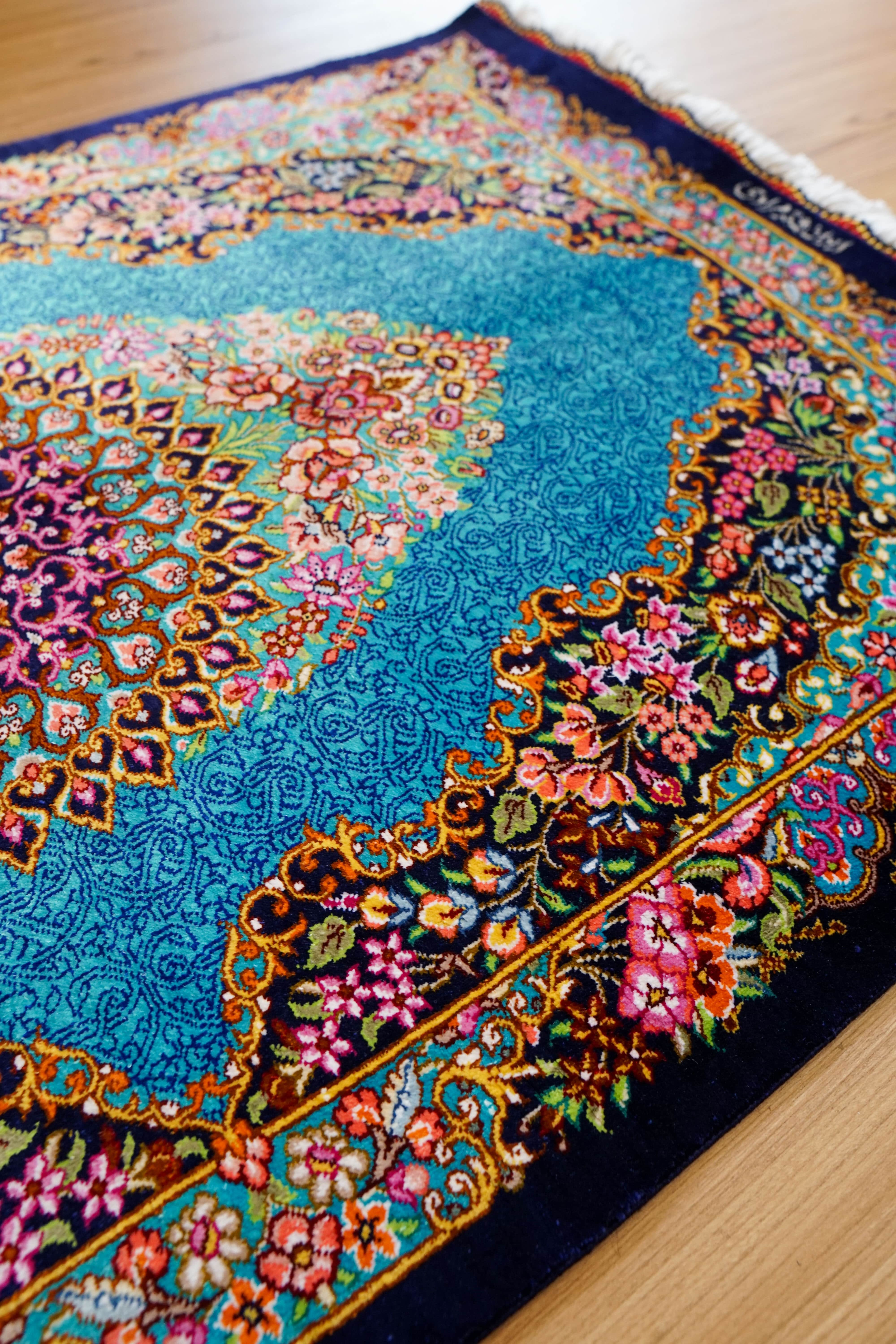 92×57cm　 ペルシャ手織りクム産のシルク100%絨毯   証明書付 ペルシャ絨毯 クム産 89×59cm シルク100% 証明書付 – Decorworks