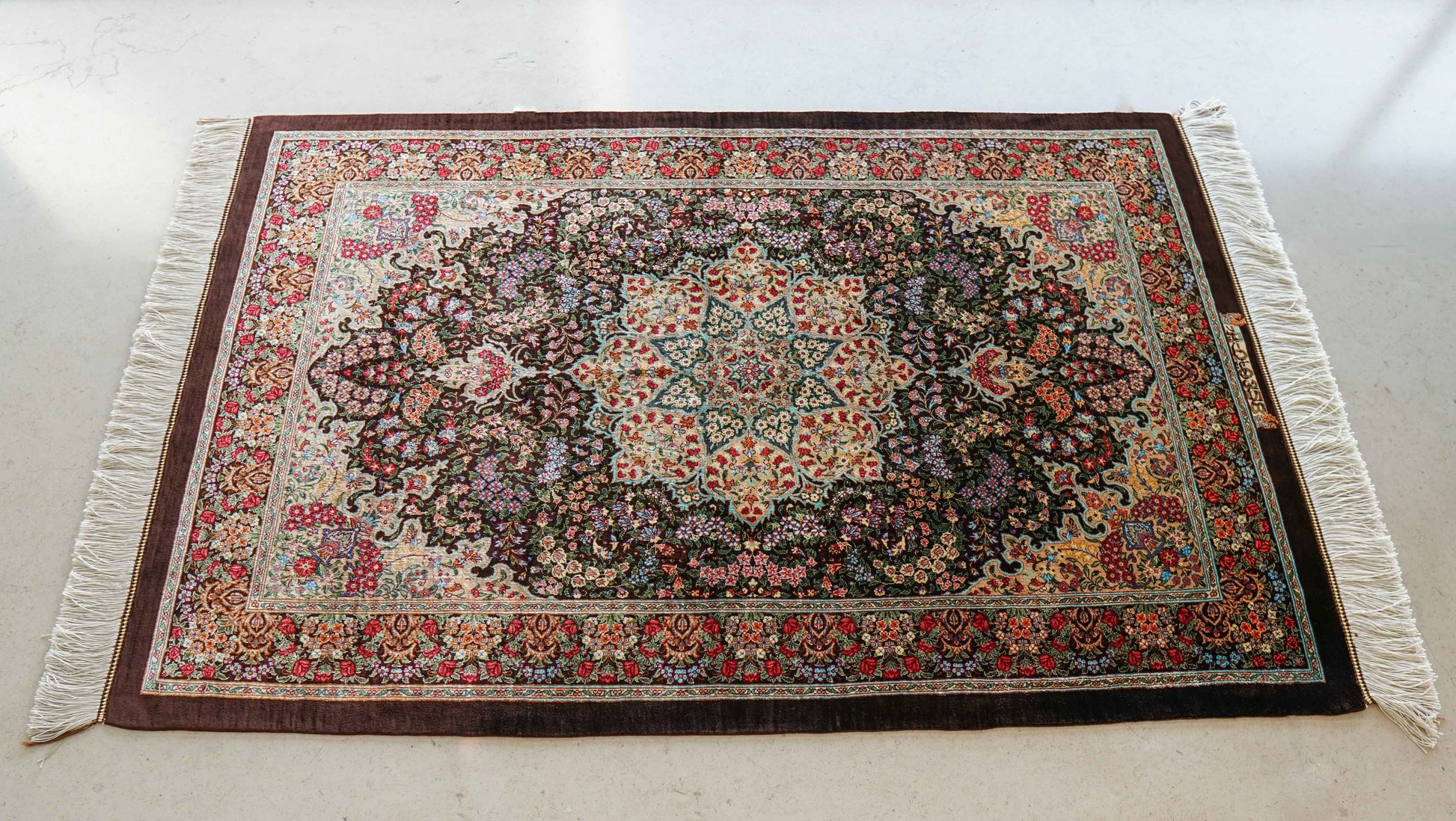  ペルシャ手織り絨毯 クム産 シルク100％ 125×80cm｜ラジビヤン房作 黒地フローラルメダリオン