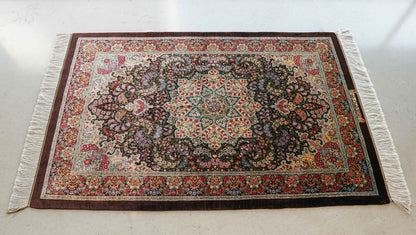  ペルシャ手織り絨毯 クム産 シルク100％ 125×80cm｜ラジビヤン房作 黒地フローラルメダリオン