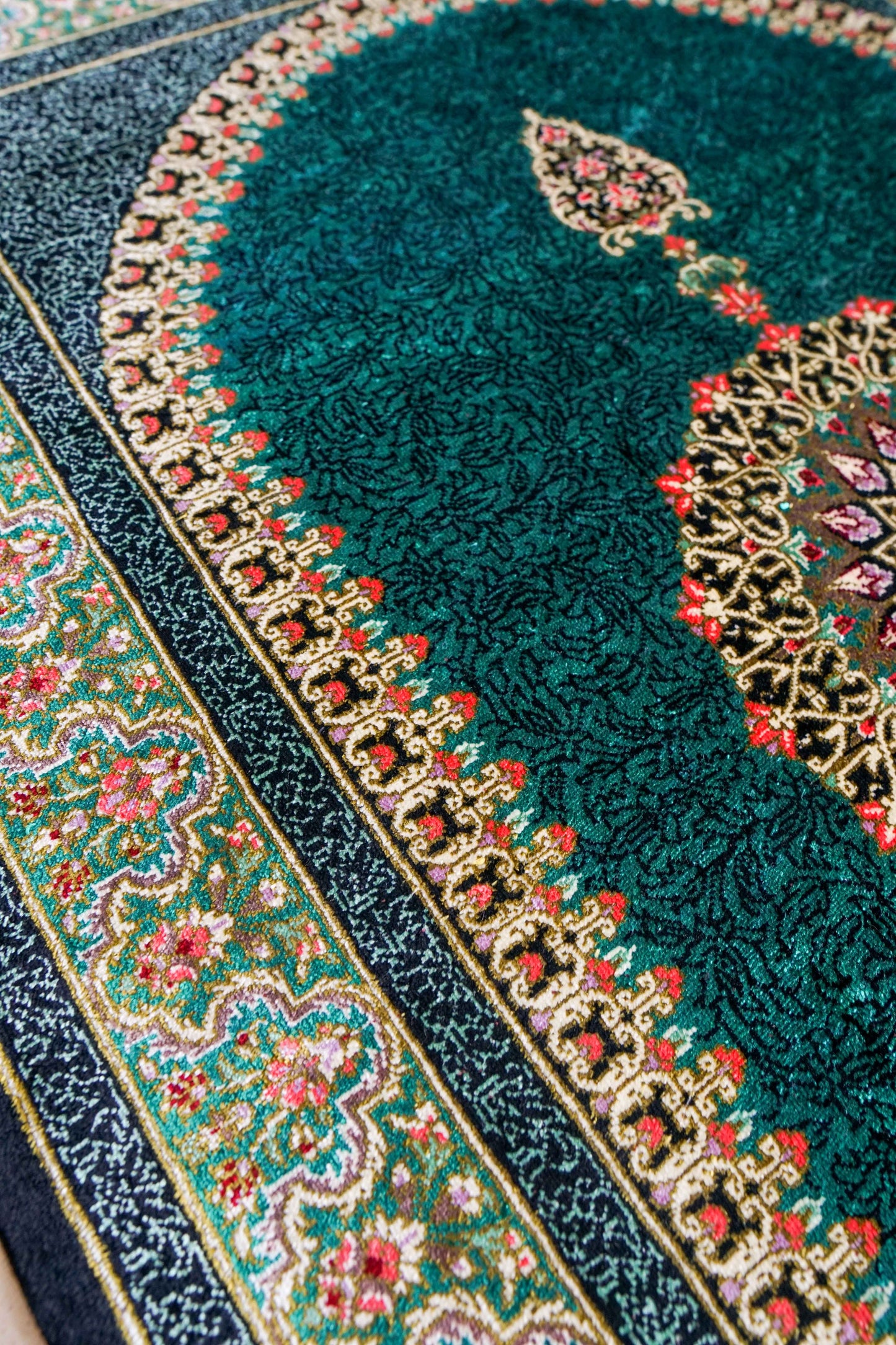  ペルシャ絨毯 クム産 シルク100％ ムサビイ工房 88×59cm｜手織りシルク｜イラン製