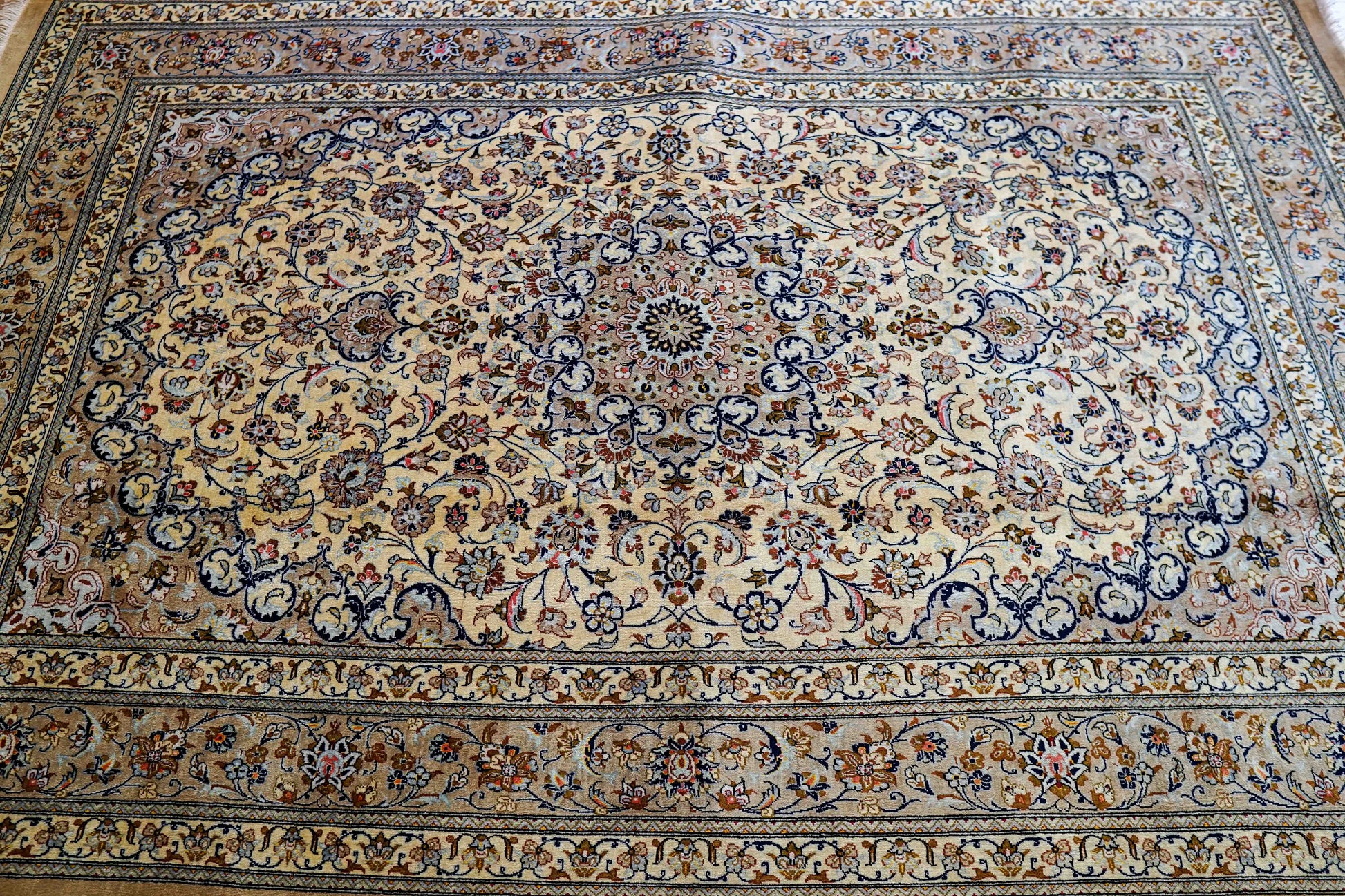  手織りペルシャ絨毯 クム産 ヌーリ工房｜花柄メダリオン 手織りラグ 199×129cm