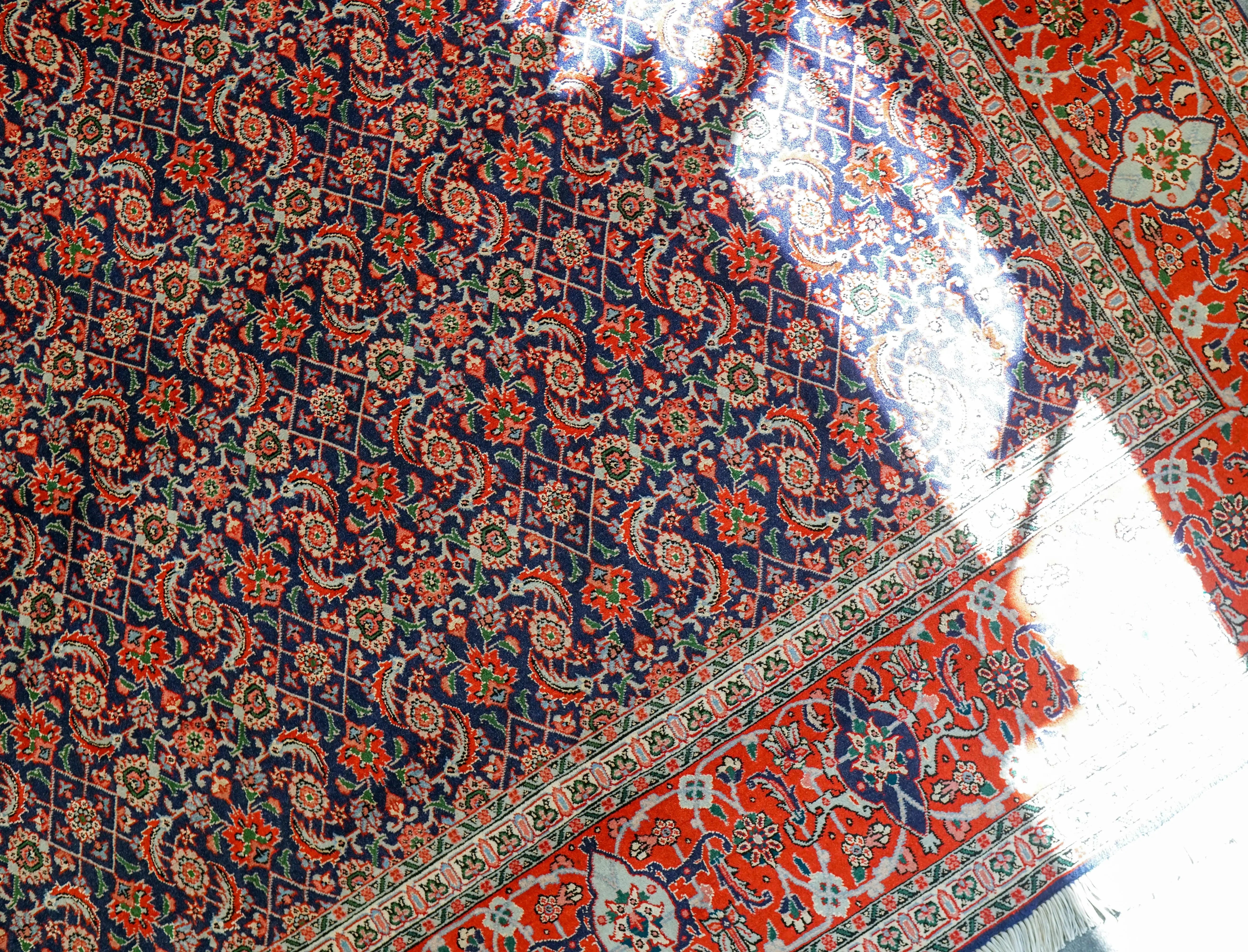 ペルシャ手織り絨毯タブリーズ産 高級シルク＆ウール使用 精緻な花柄と