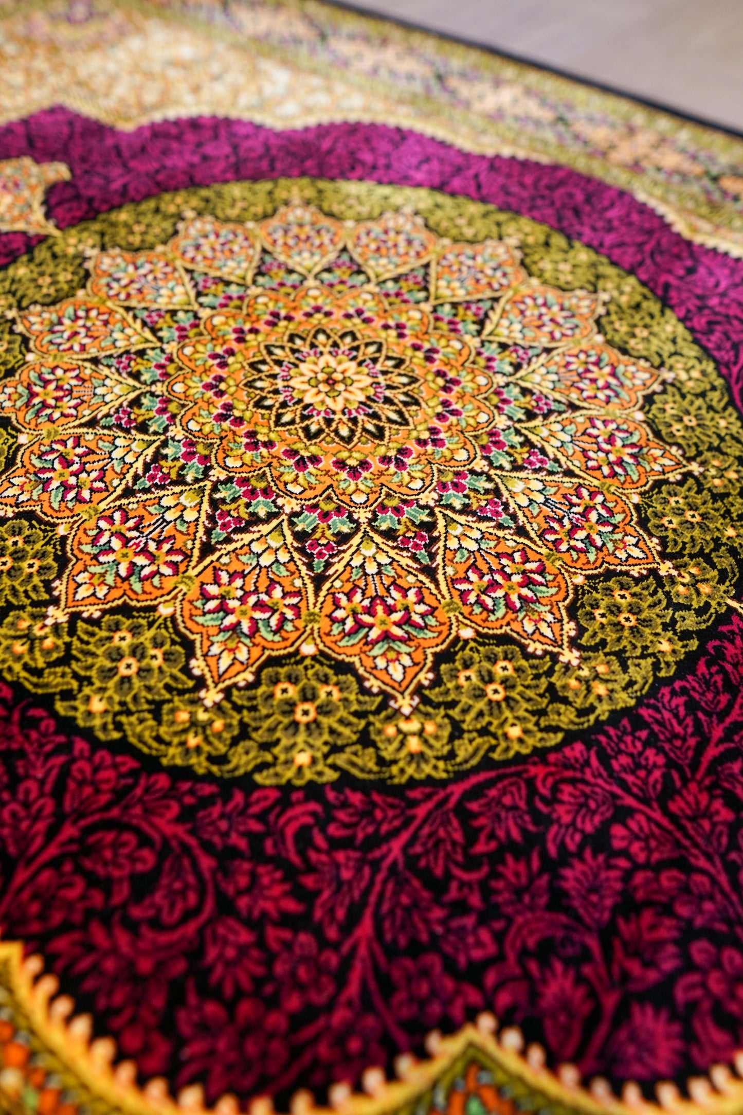 手織りペルシャ絨毯 クム産  ダラクシャンダ工房 122×78cm   シルク100%