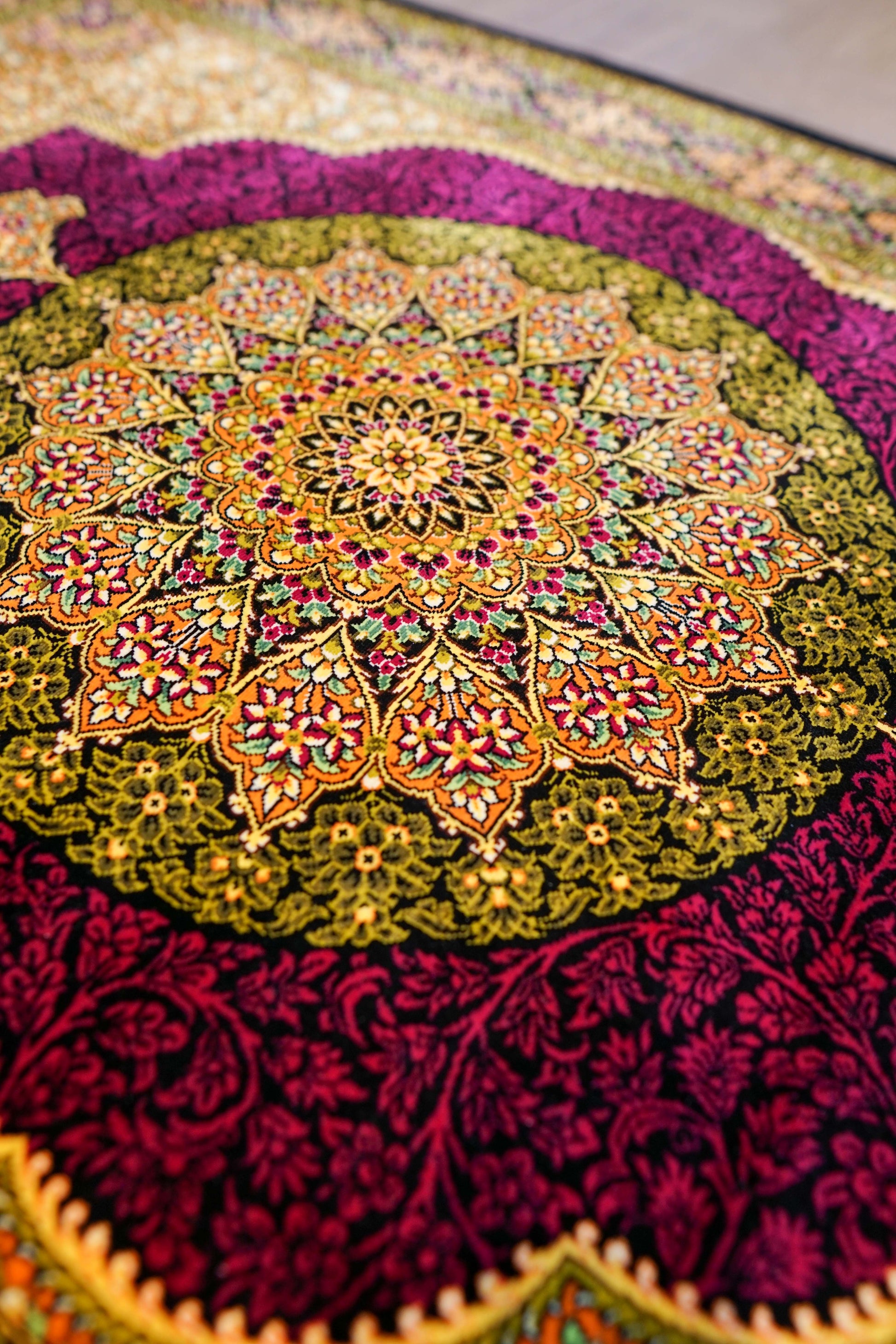  手織りペルシャ絨毯 クム産  ダラクシャンダ工房 122×78cm   シルク100%