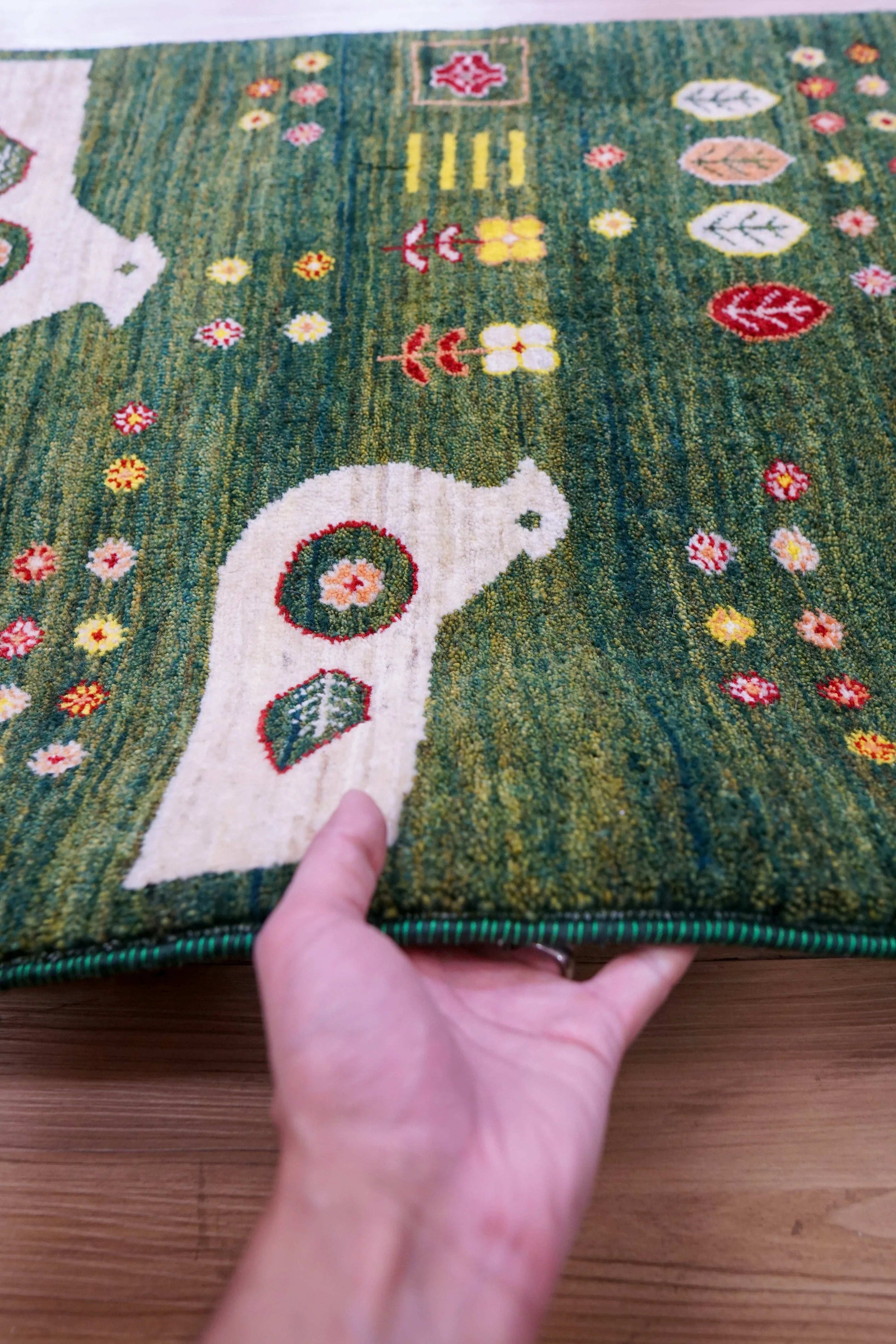  ペルシャ手織りカシュクリギャッベ リズバフト 93×62cm｜緑の草原と鳥のモチーフ・高密度織り ギャベ