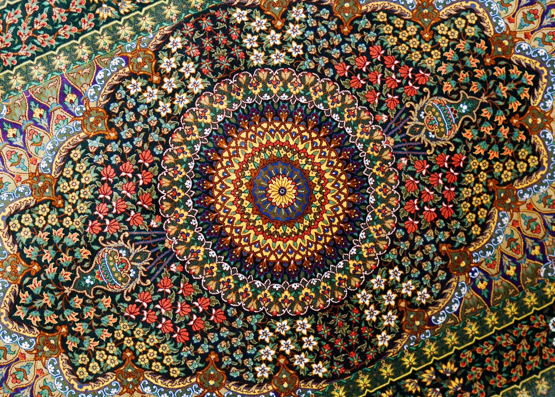  手織りペルシャ絨毯 クム産 タバタバイ工房 100％シルク 126×82cm｜グリーンメダリオン・最高級シルクラグ