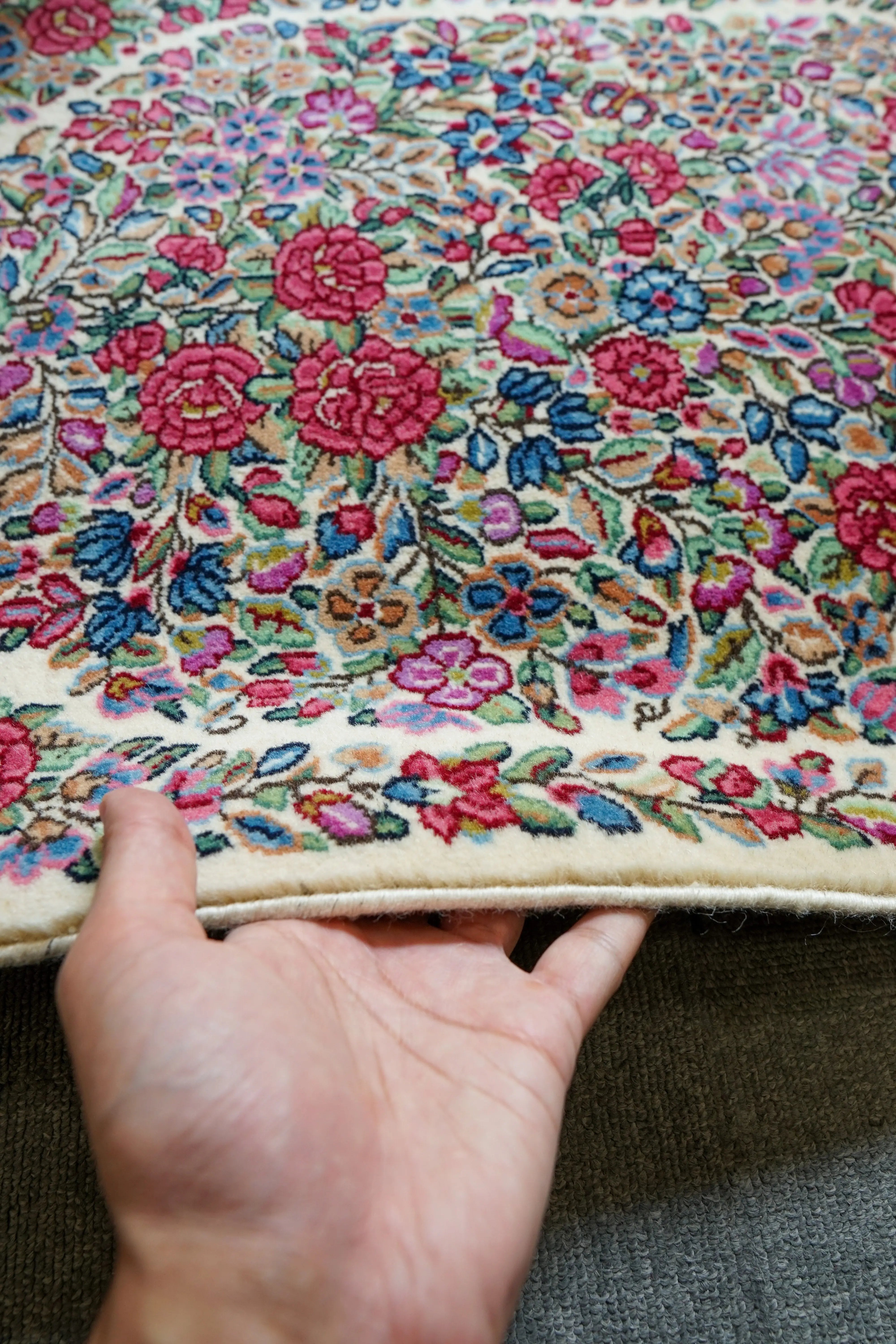 ペルシャ絨毯 ケルマン産 華やかな花柄デザインと上質ウール Decorworks