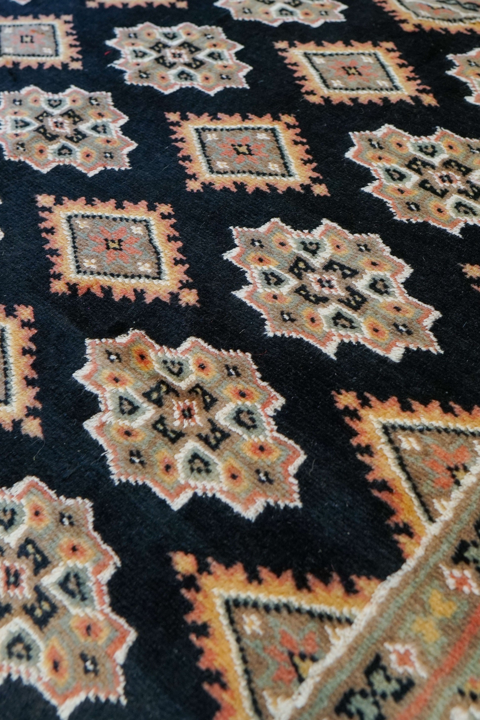  パキスタン手織り絨毯 185×120cm