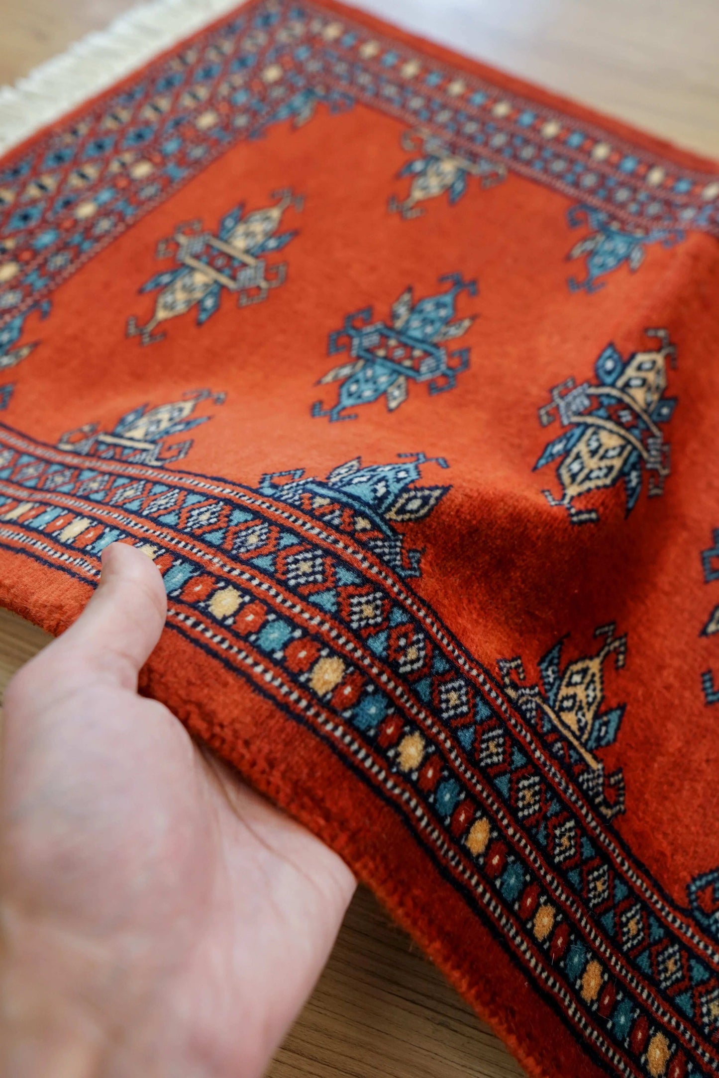  パキスタン手織り絨毯 バタフライモチーフラグ 77×45cm