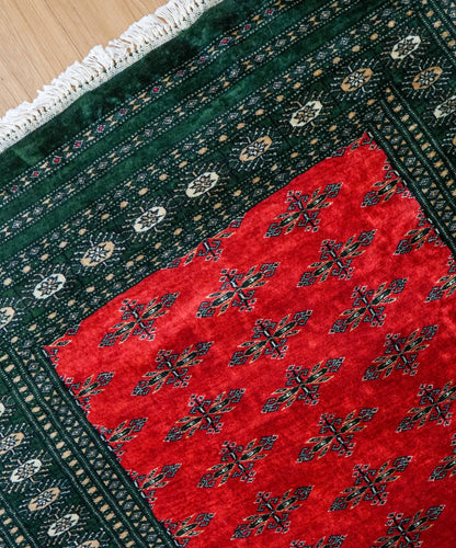  パキスタン手織り絨毯 143×92cm｜バタフライ文様・お守りモチーフのボーダー 高密度ウール