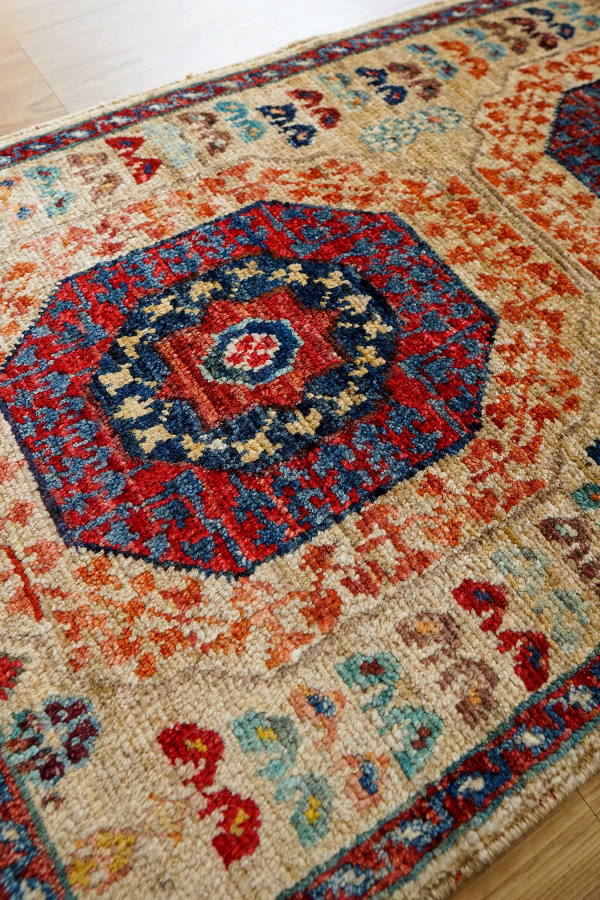  アフガン ガズニー手織り絨毯 ベージュ×レッド 92×56cm