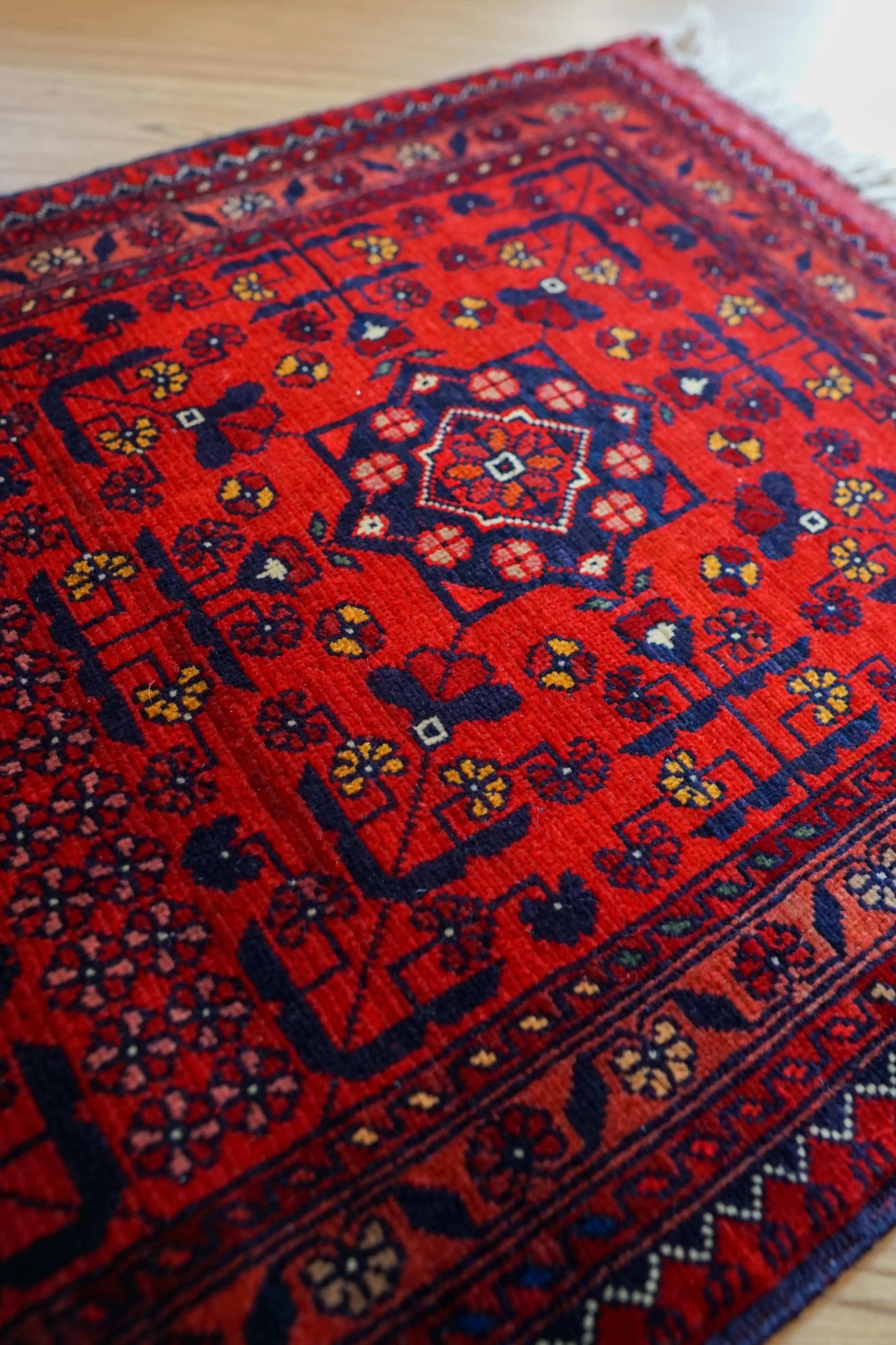  アフガニスタン手織り絨毯 カールモハメディ109×57cm｜深紅ギュル文様 トライバルラグ