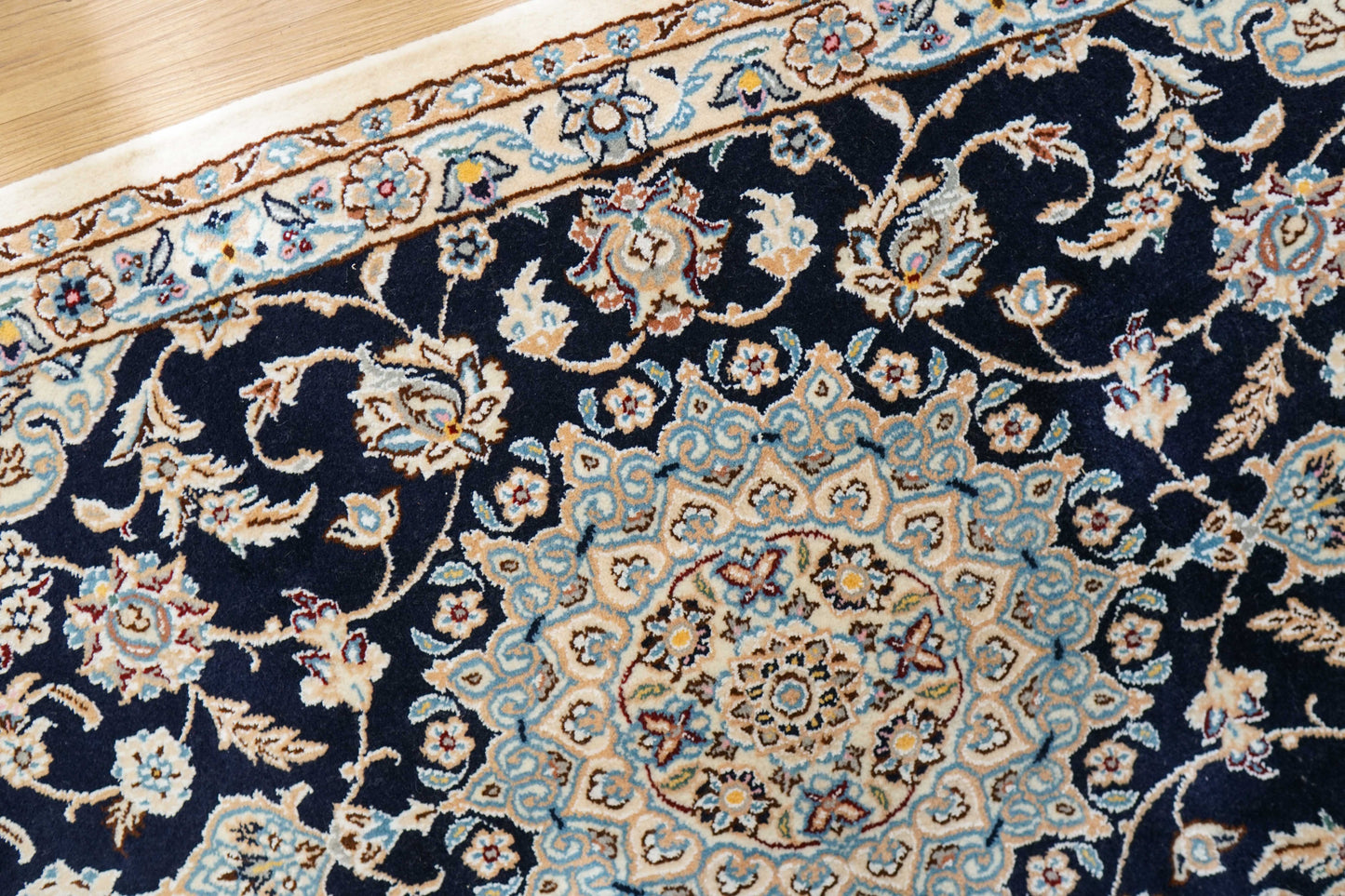 ペルシャ絨毯 ナイン産 121×79cm｜ネイビー基調