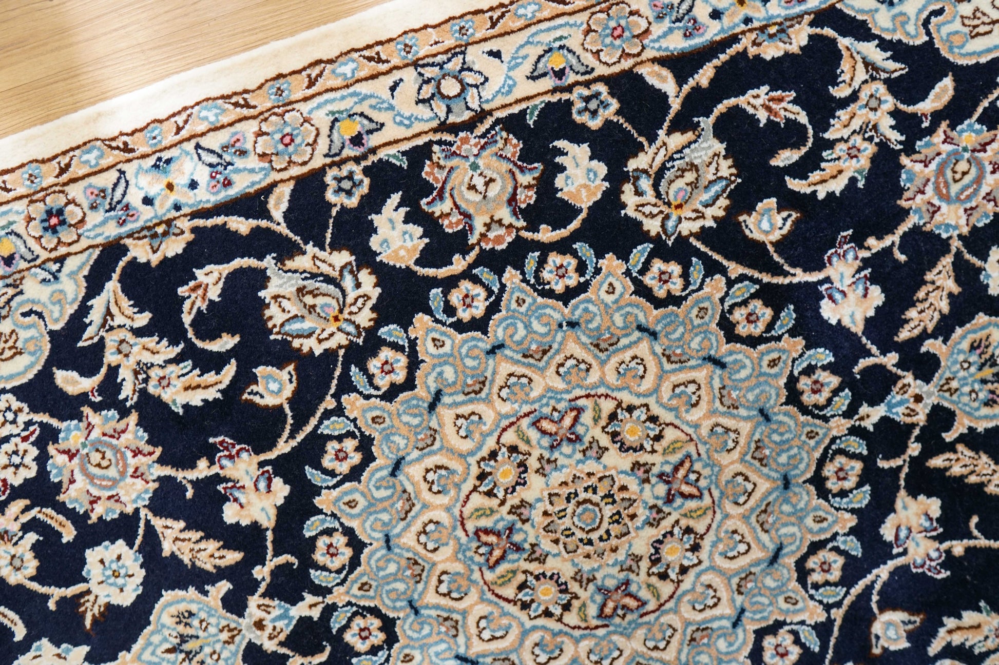  ペルシャ絨毯 ナイン産 121×79cm｜ネイビー基調