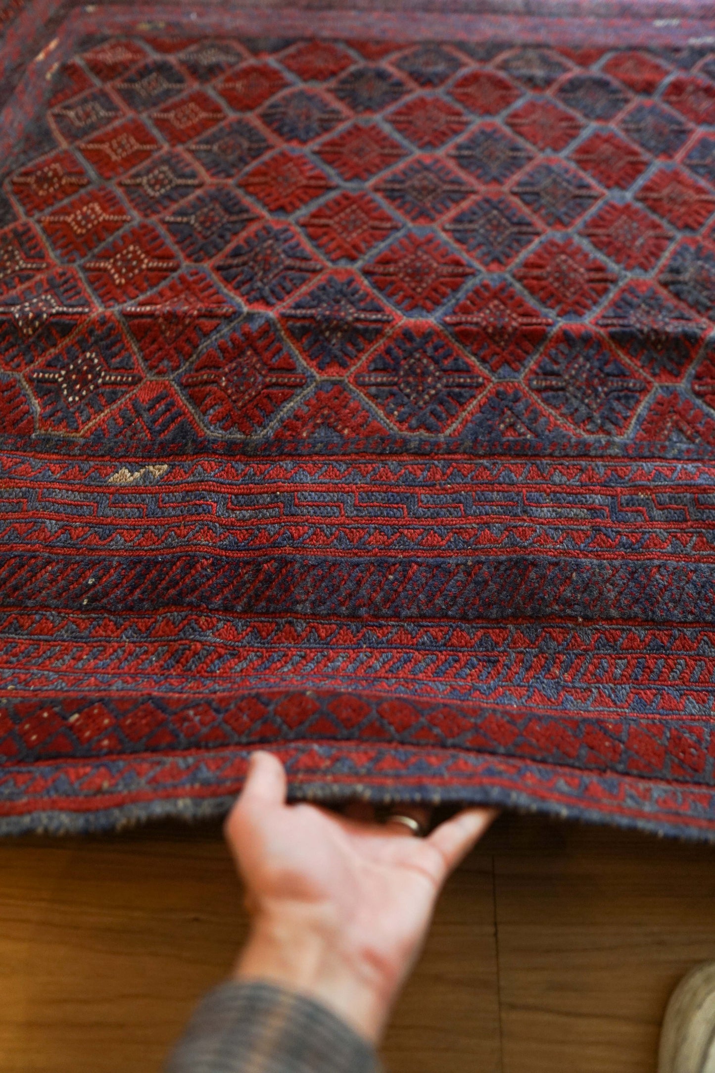  アフガニスタン手織りマシュワニキリム　 172×152cm