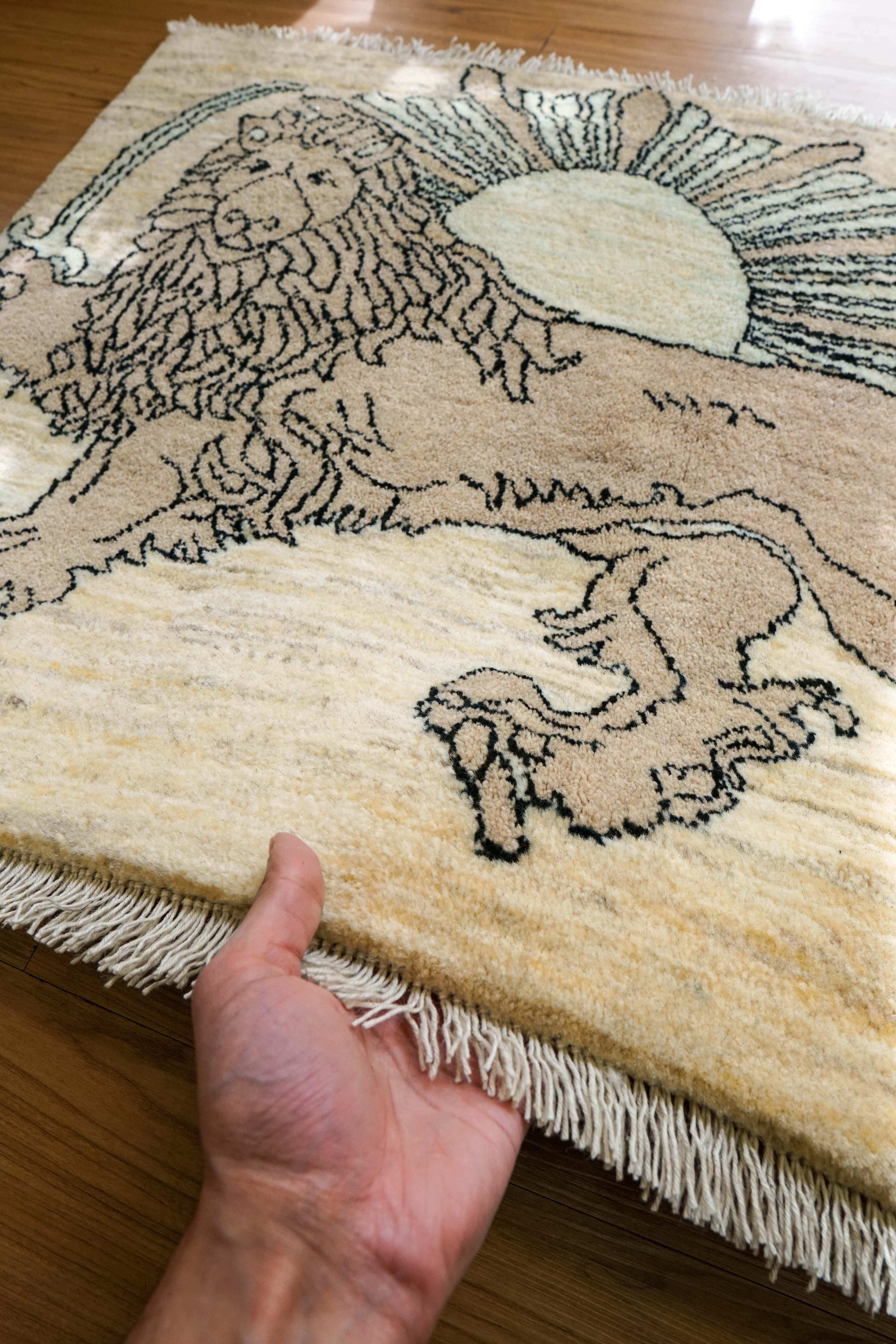  手織りペルシャ絨毯 カシュクリギャッベ リズバフト  93×65cm｜ライオンと太陽デザイン｜高密度織り ウールラグ 玄関マット
