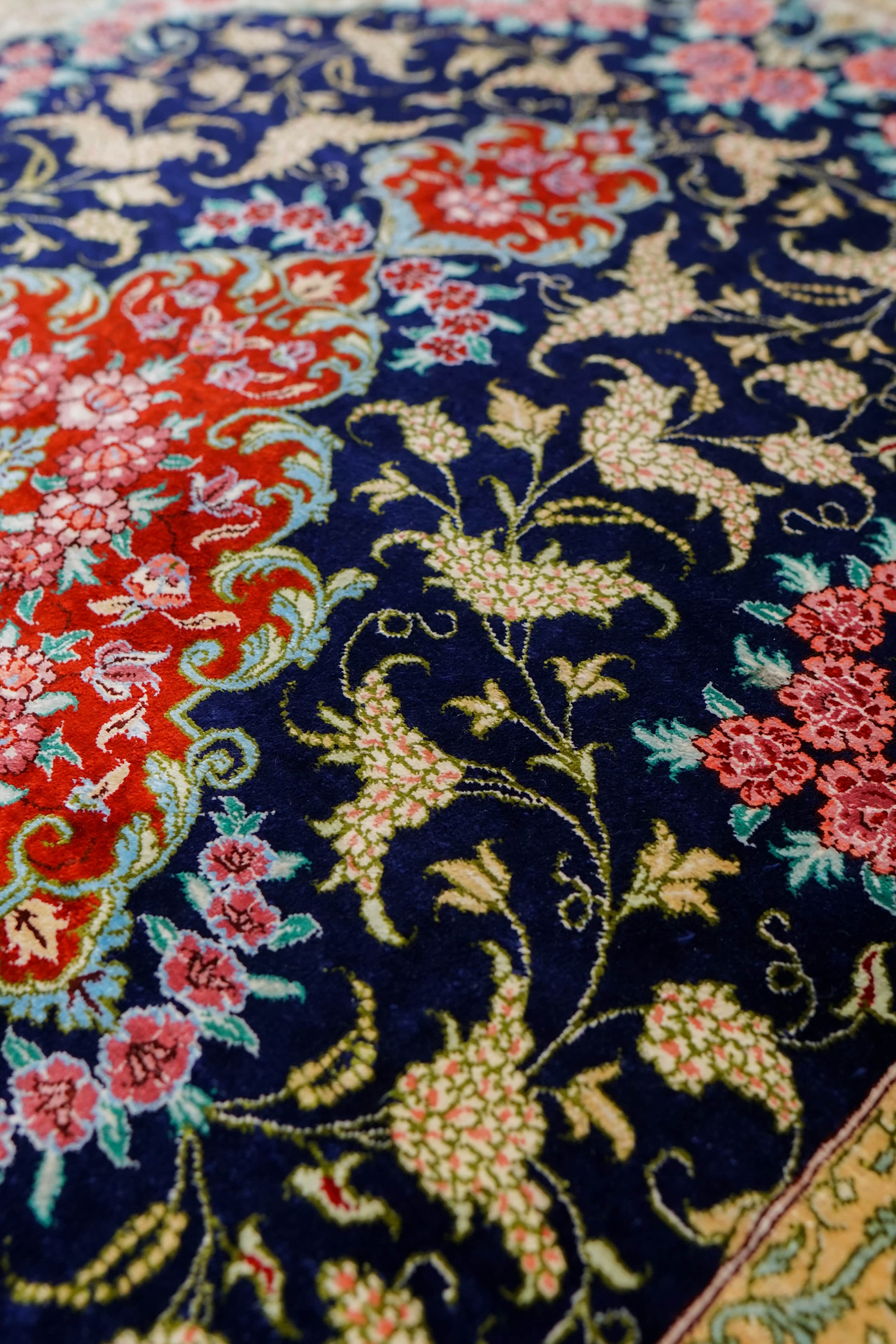 ペルシャ絨毯クム産100%シルク手織りサイズ:132cm×82cm ペルシャ絨毯 クム産 100％シルク 手織り 150×98cm – Decorworks