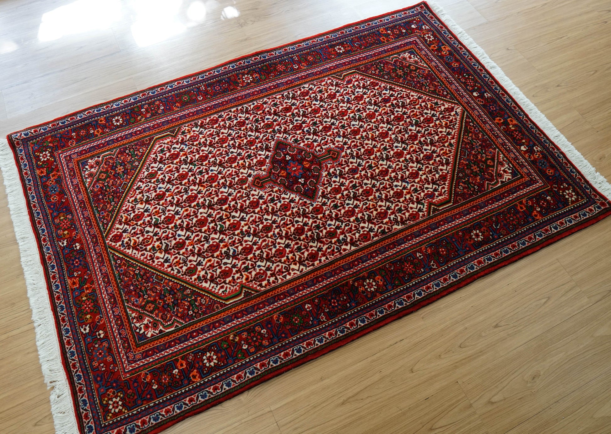  ペルシャ絨毯 ジョーザン産 165×108cm  伝統の花文様が織りなす上質ウールラグ