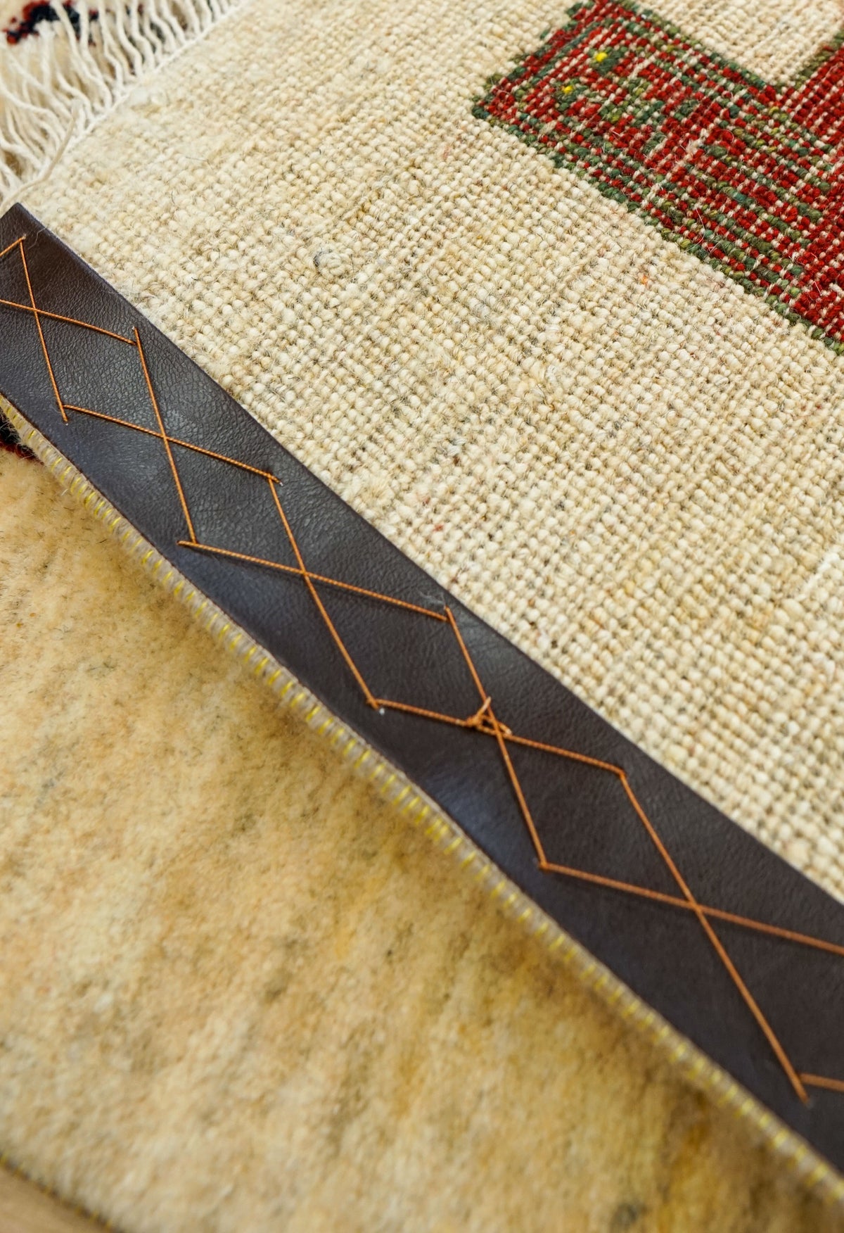  手織りペルシャ・ルリバフト ギャッベ ランナー 120×42cm｜ライオンモチーフ