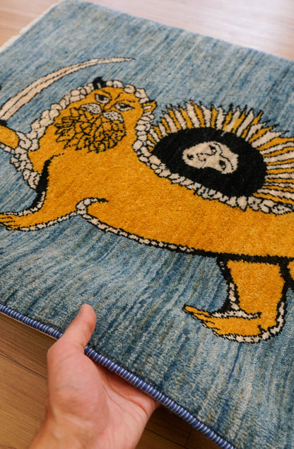手織りペルシャ絨毯 カシュクリギャッベ リズバフト 98×66cm｜ライオンと太陽の文様・ブルー背景ギャベ