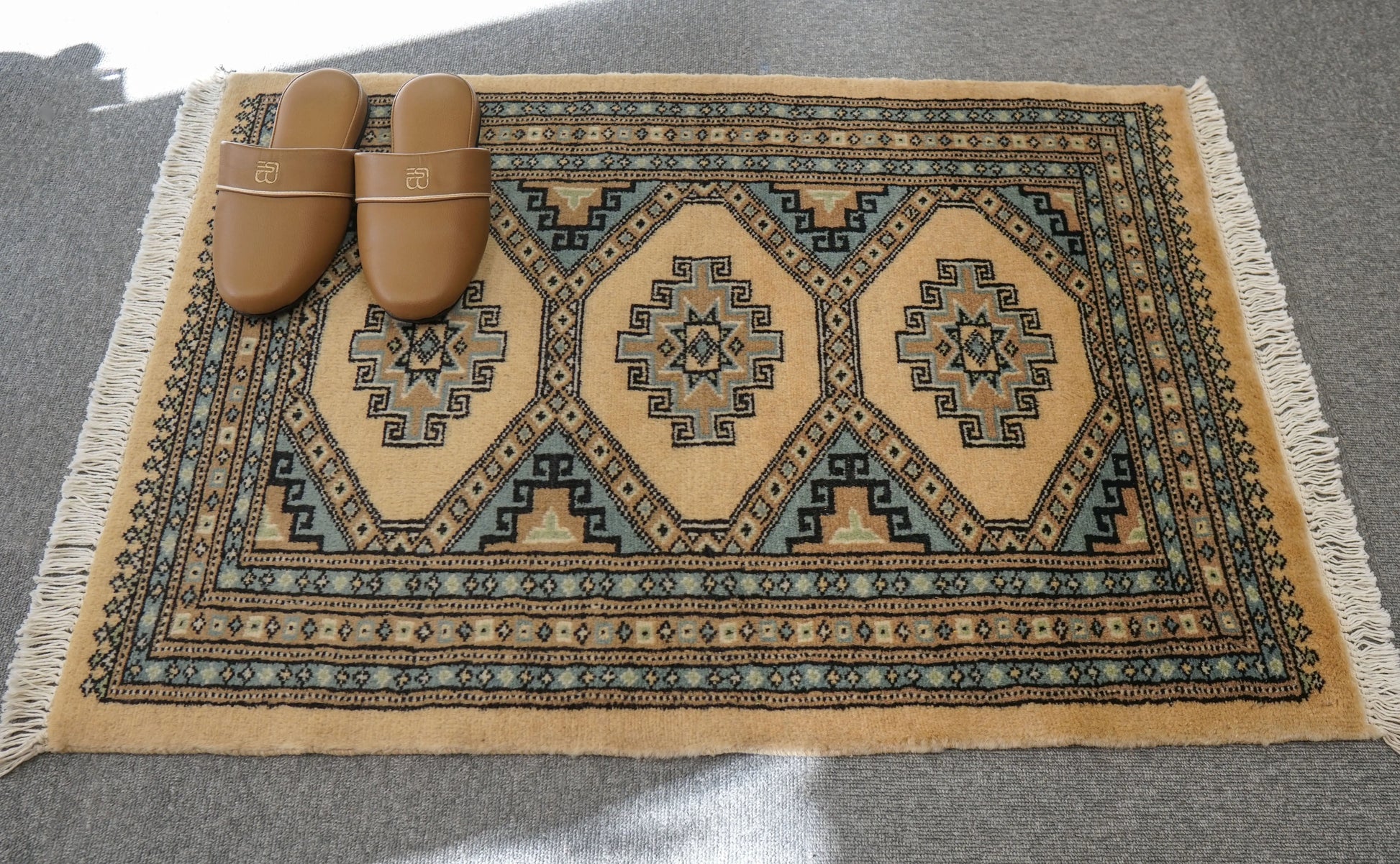 81×63cm  パキスタン手織り絨毯 Decorworks